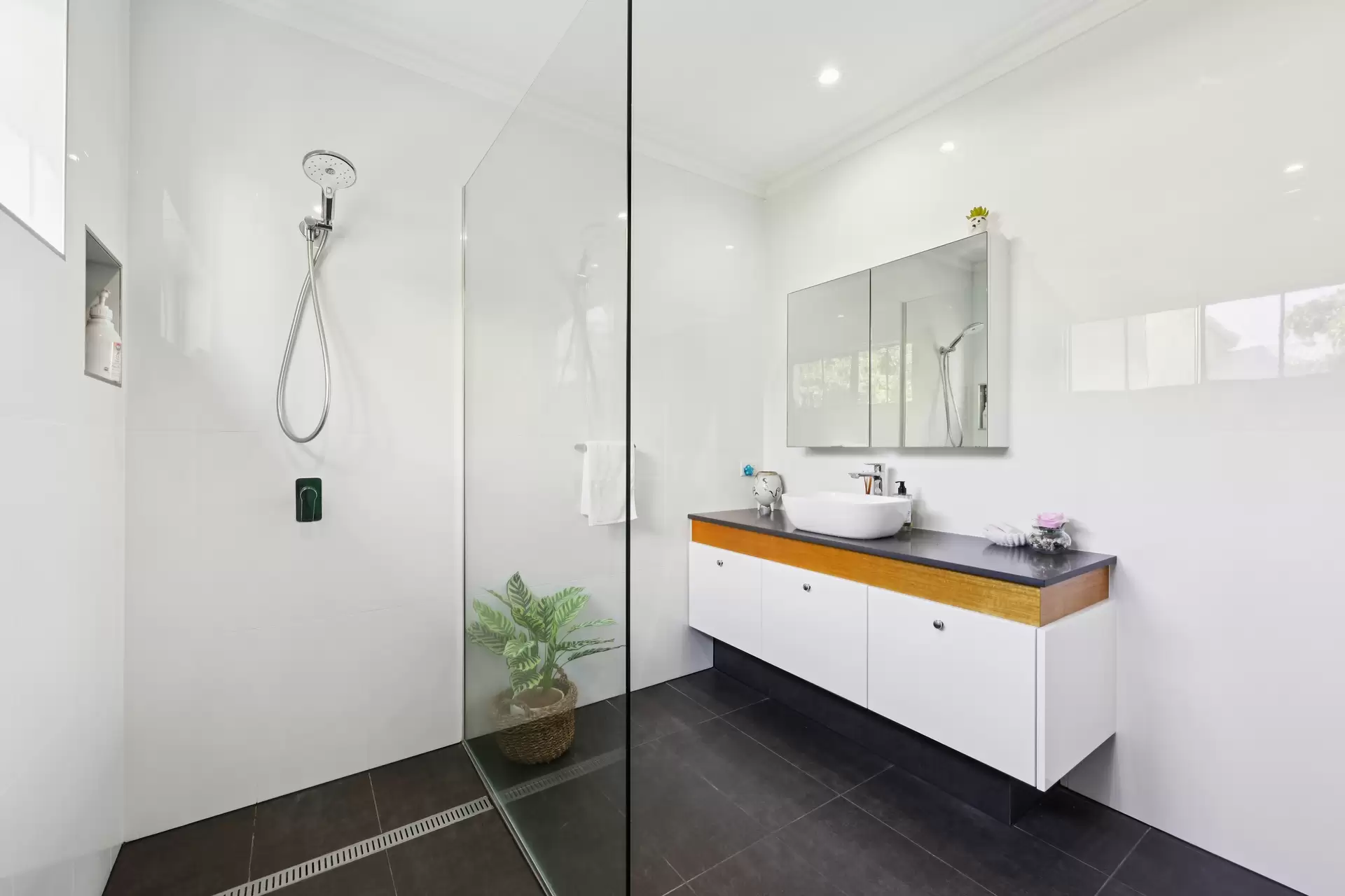 1/51 Woodroffe Avenue, Main Beach Sold by Queensland Sotheby's International Realty - image 1