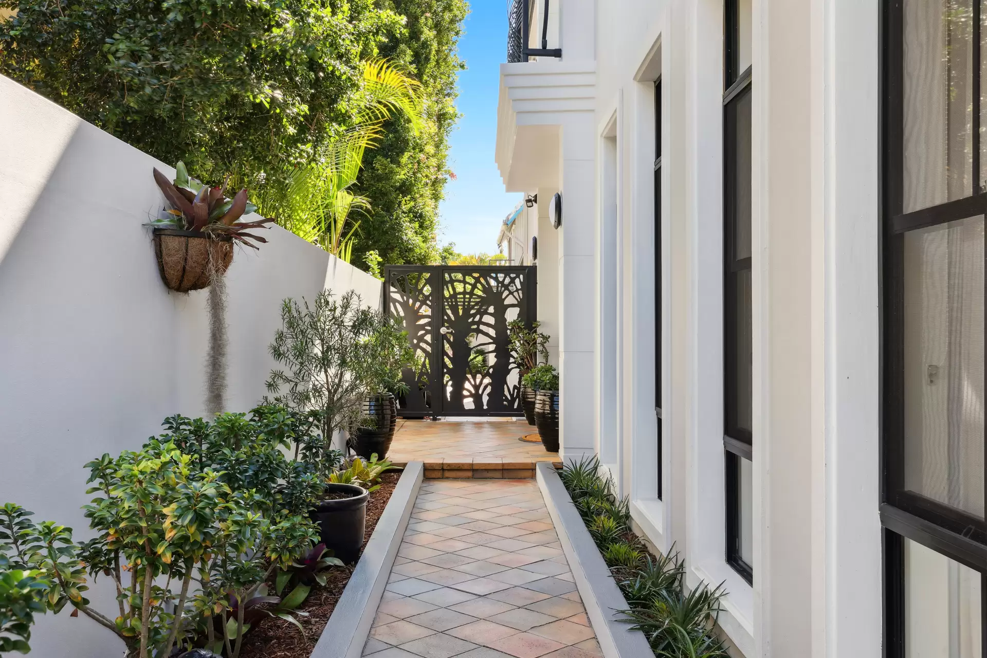 1/51 Woodroffe Avenue, Main Beach Sold by Queensland Sotheby's International Realty - image 1