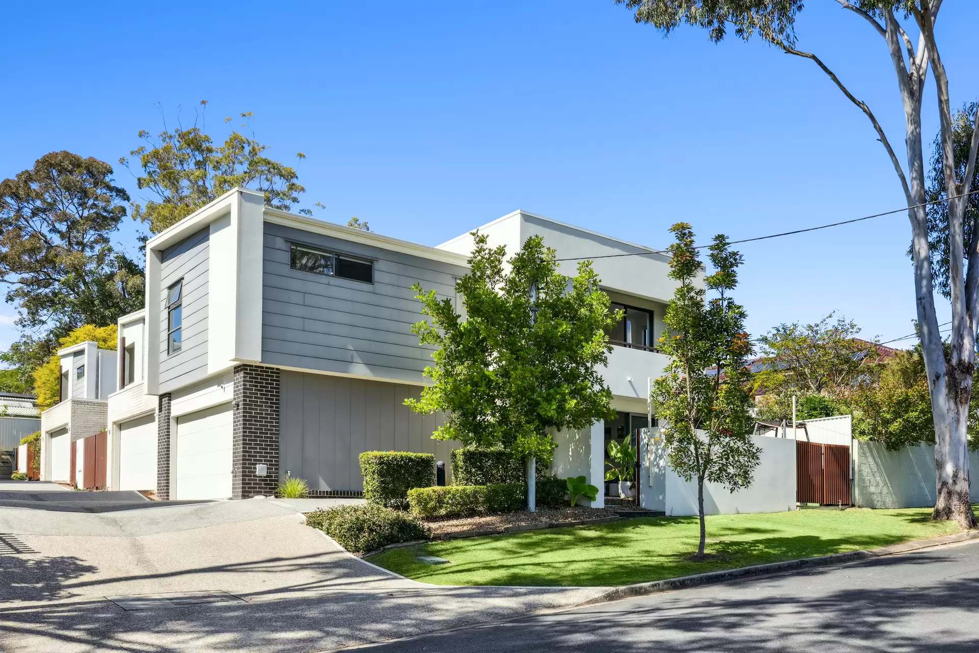 2A Wallace Street, Southport Sold by Queensland Sotheby's International Realty - image 1