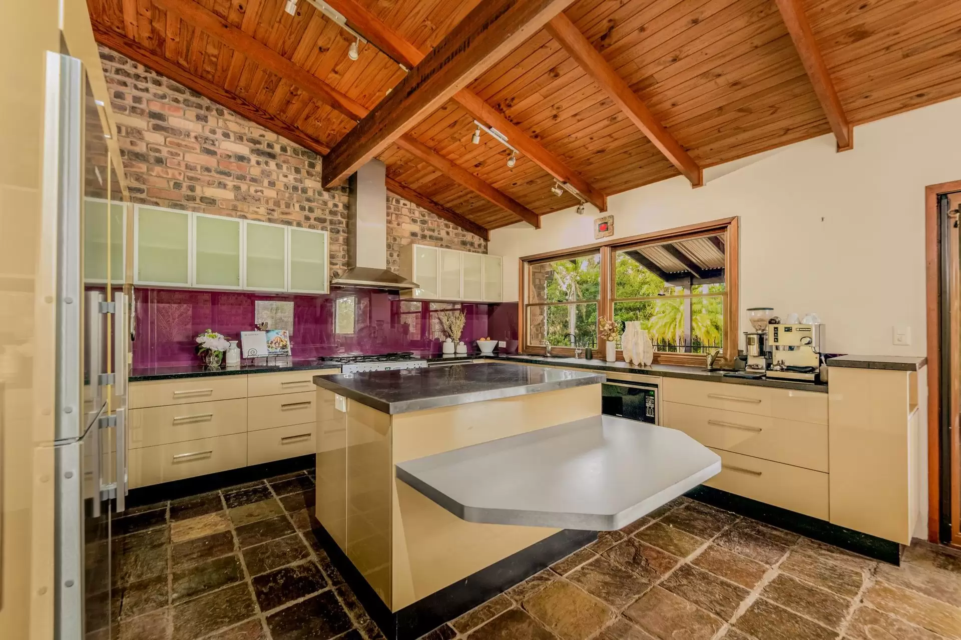 200 Kloske Road, Burbank Sold by Queensland Sotheby's International Realty - image 1