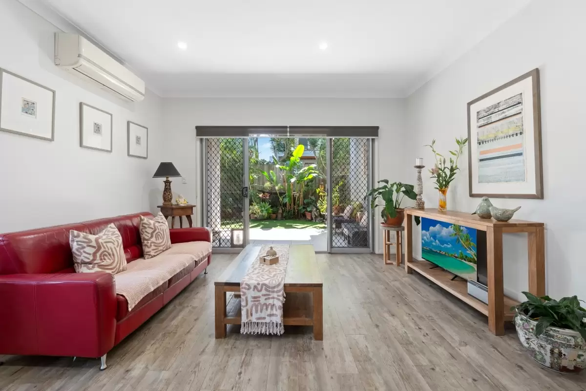 2/23 Hawaii Avenue, Palm Beach Sold by  - image 1