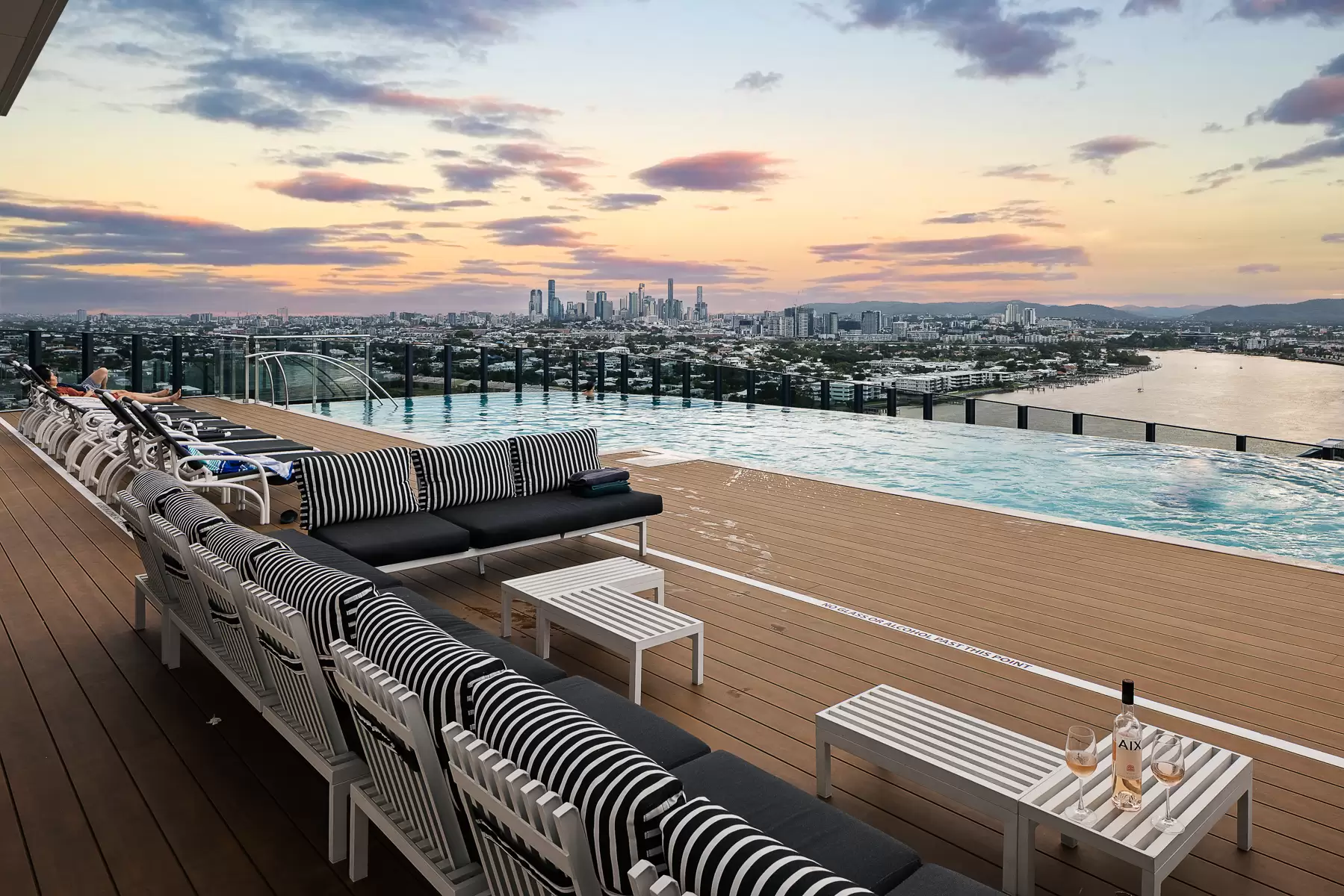 11902/7 Wharf Street, Hamilton Sold by Queensland Sotheby's International Realty - image 1