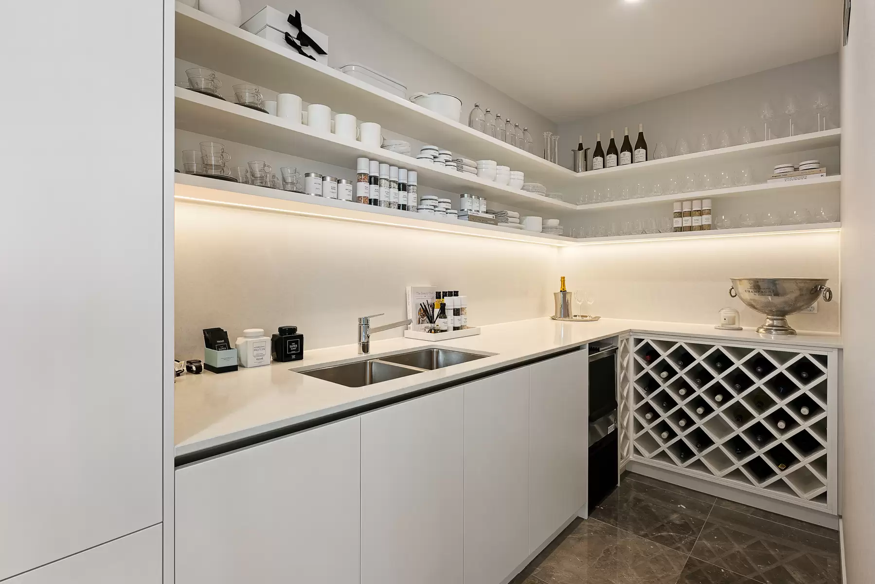 11902/7 Wharf Street, Hamilton Sold by Queensland Sotheby's International Realty - image 1