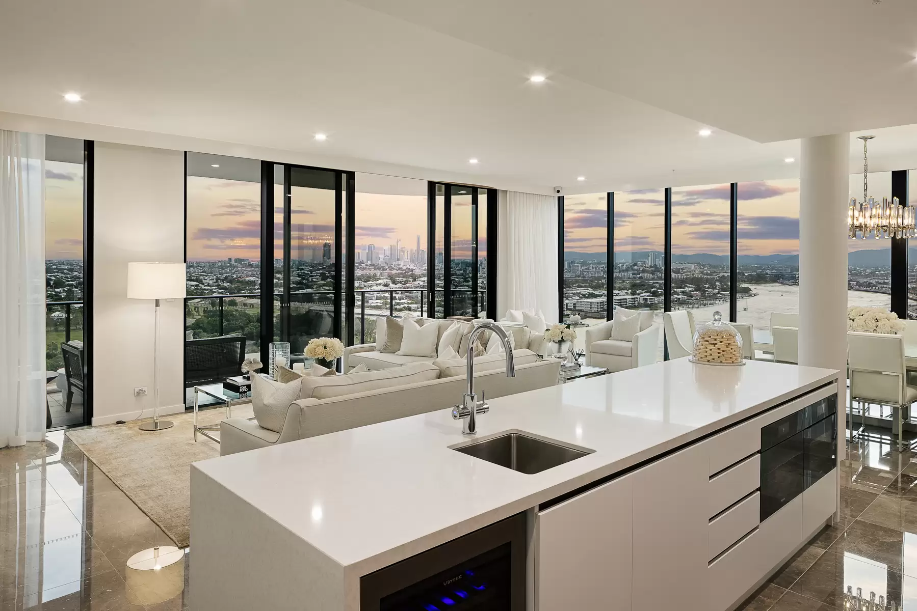 11902/7 Wharf Street, Hamilton Sold by Queensland Sotheby's International Realty - image 1