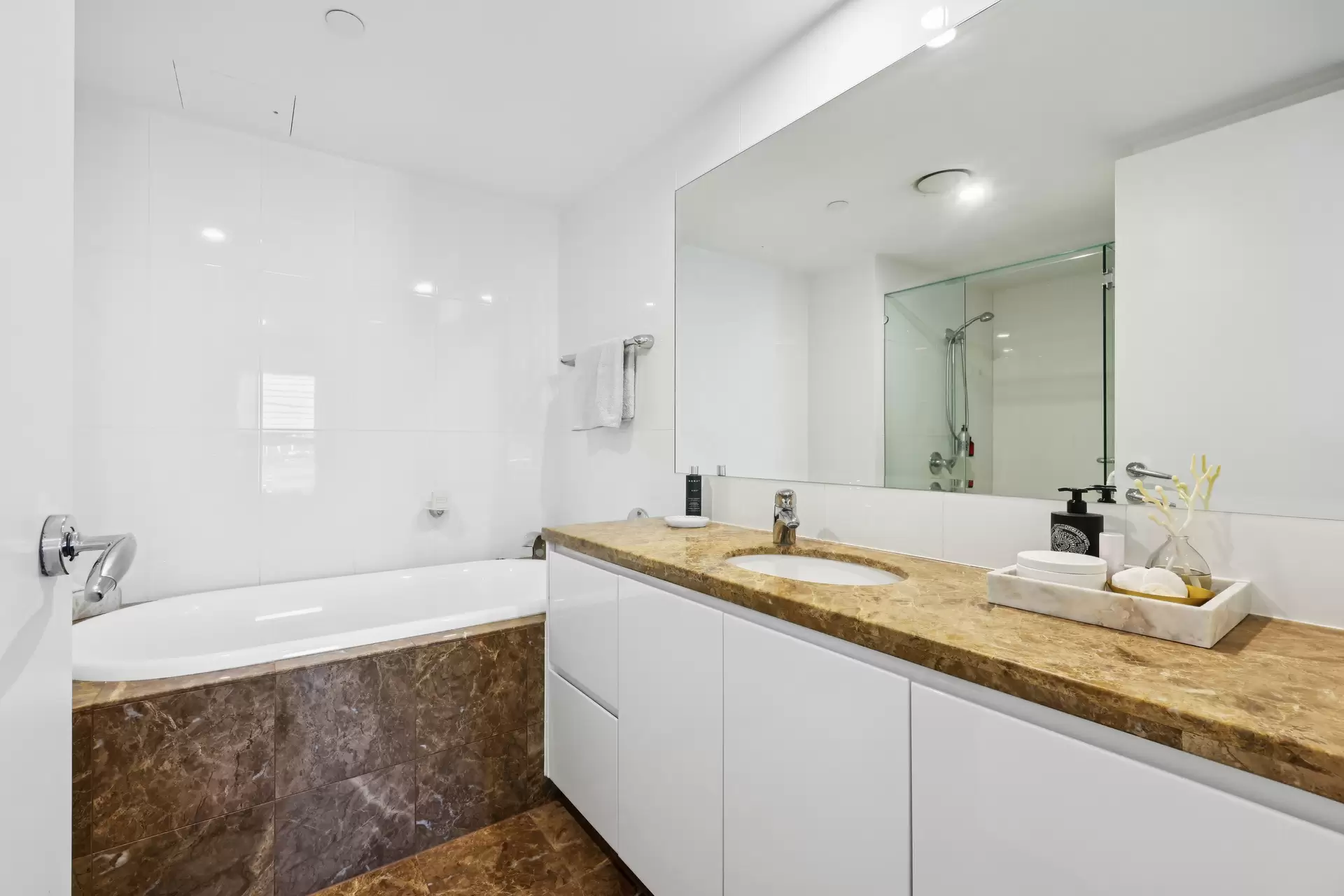 20/11 Peak Avenue, Main Beach Sold by Queensland Sotheby's International Realty - image 1
