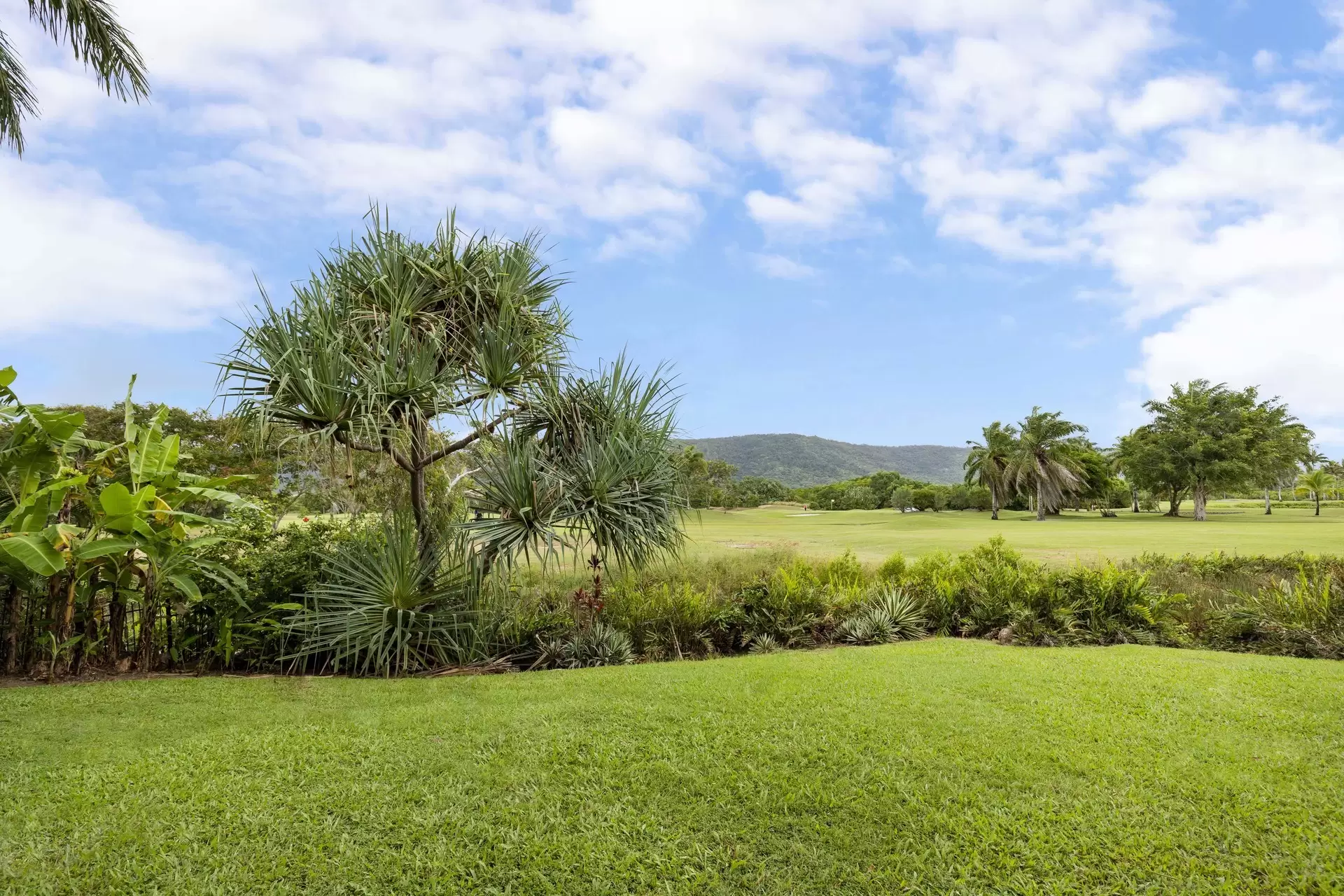 7/11-17 St Crispins Avenue, Port Douglas Sold by Queensland Sotheby's International Realty - image 1