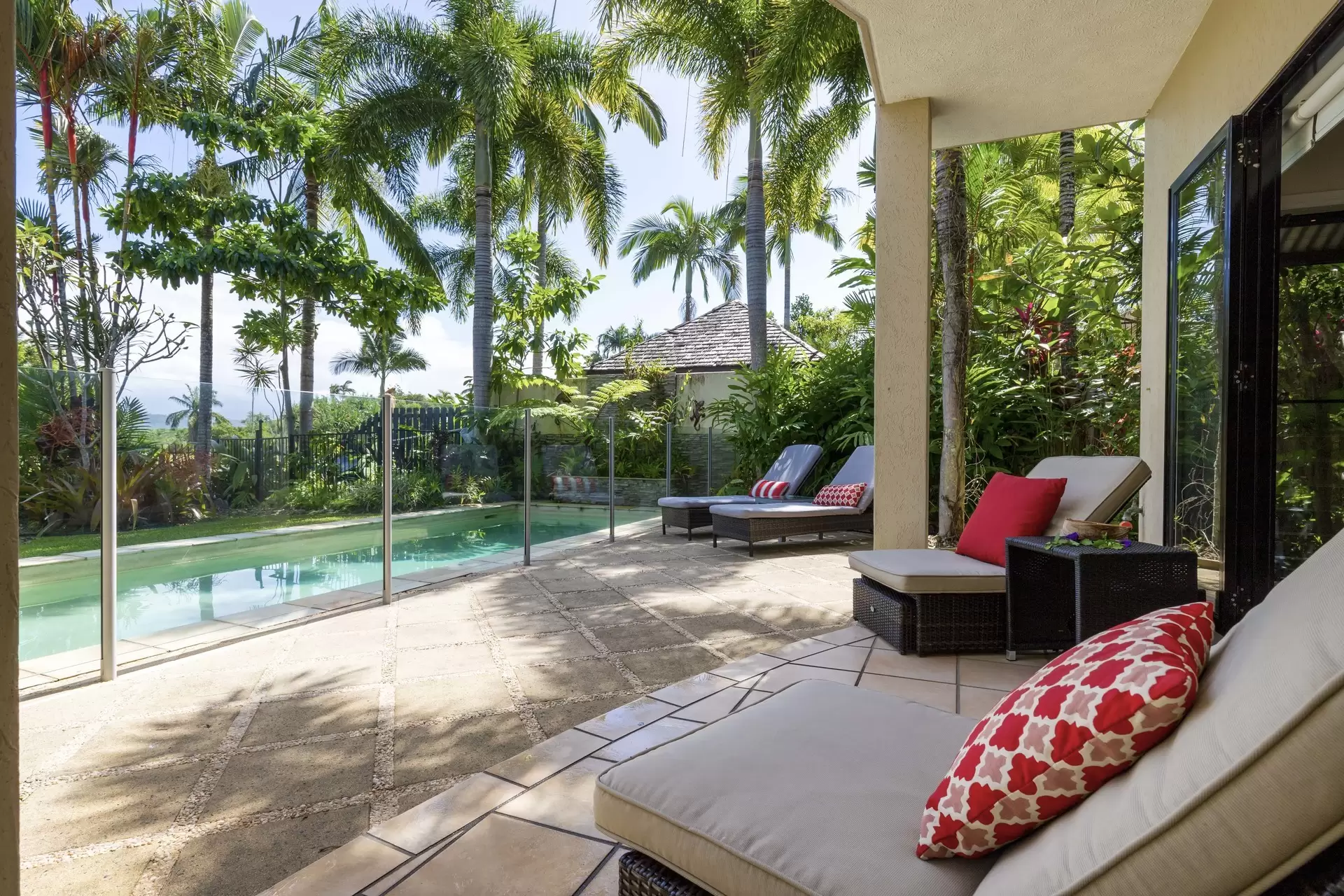 7/11-17 St Crispins Avenue, Port Douglas Sold by Queensland Sotheby's International Realty - image 1