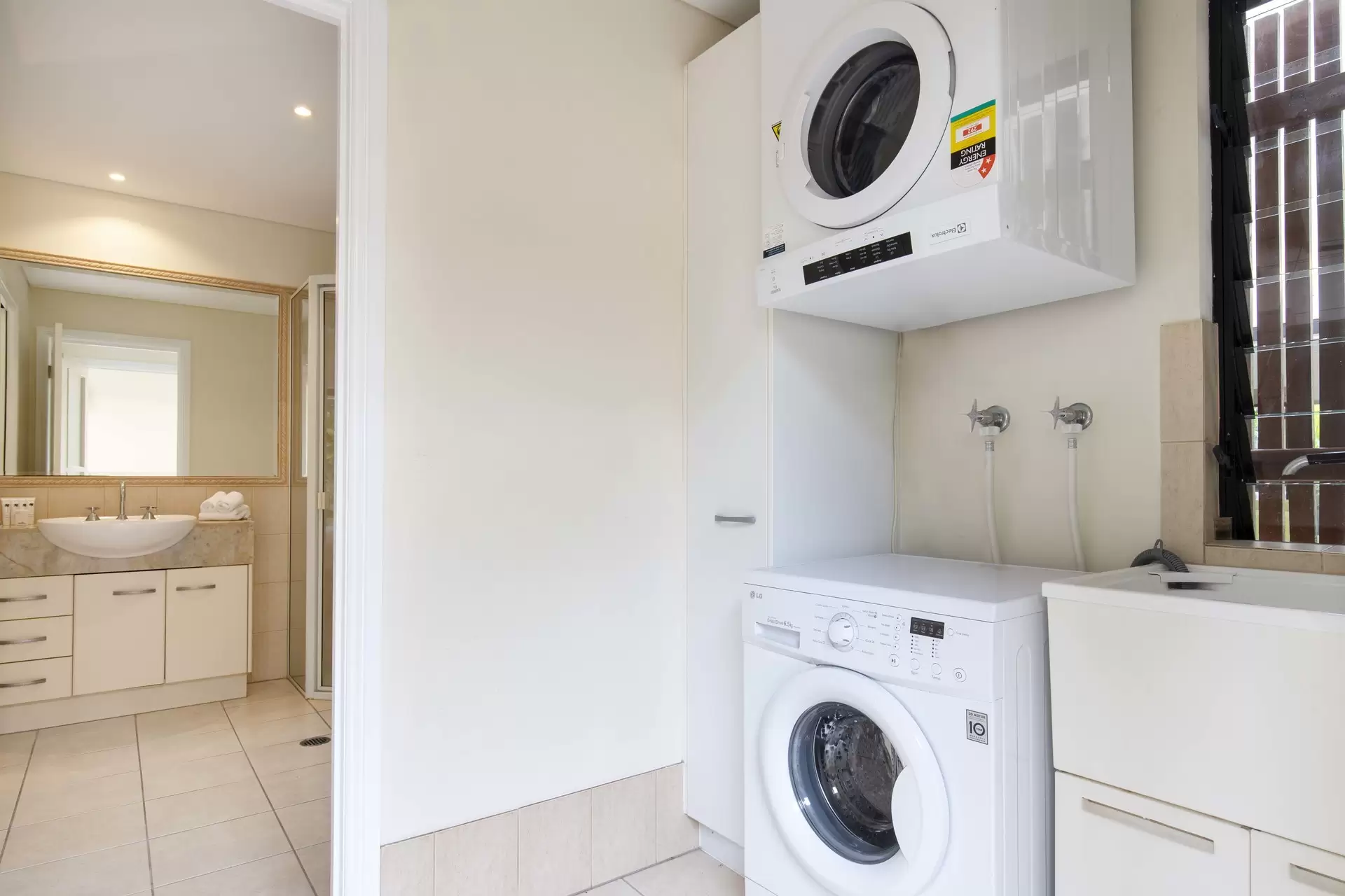 7/11-17 St Crispins Avenue, Port Douglas Sold by Queensland Sotheby's International Realty - image 1