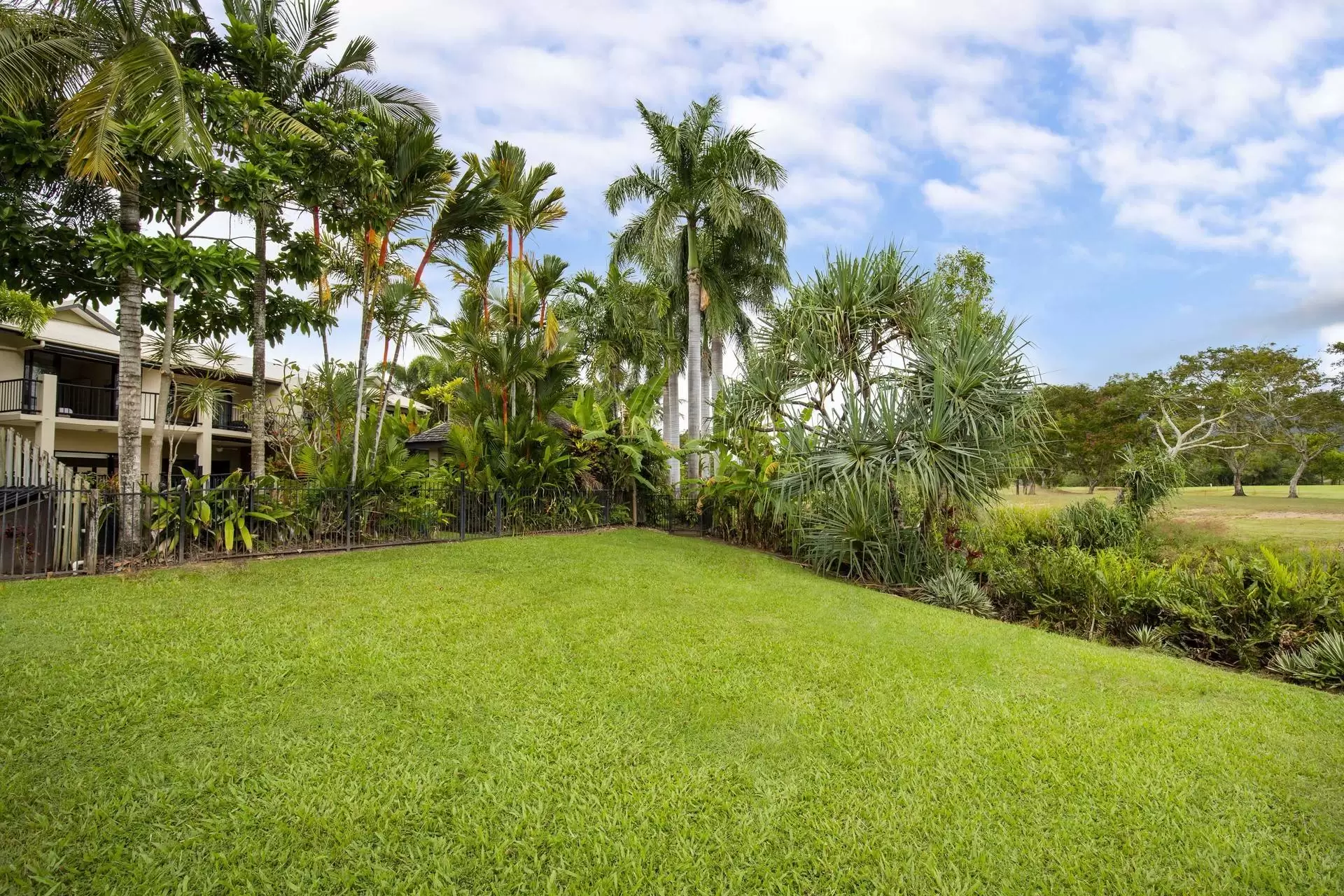 7/11-17 St Crispins Avenue, Port Douglas Sold by Queensland Sotheby's International Realty - image 1