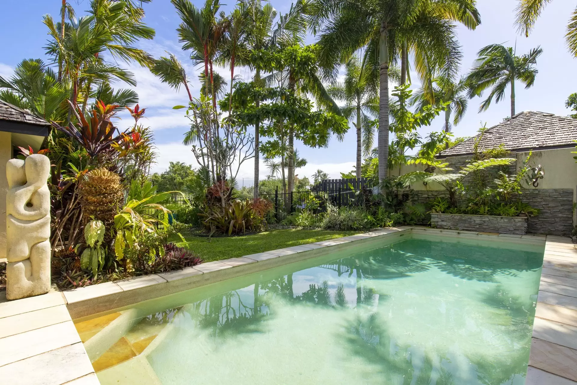 7/11-17 St Crispins Avenue, Port Douglas Sold by Queensland Sotheby's International Realty - image 1