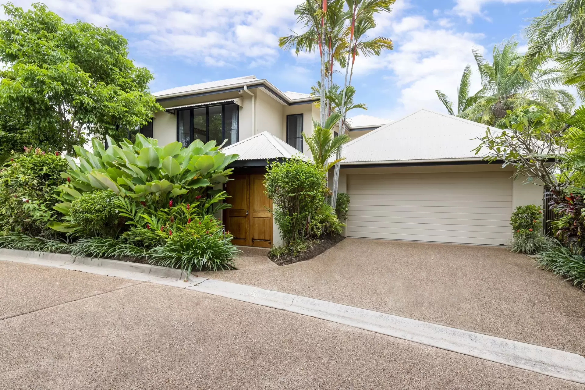 7/11-17 St Crispins Avenue, Port Douglas Sold by Queensland Sotheby's International Realty - image 1