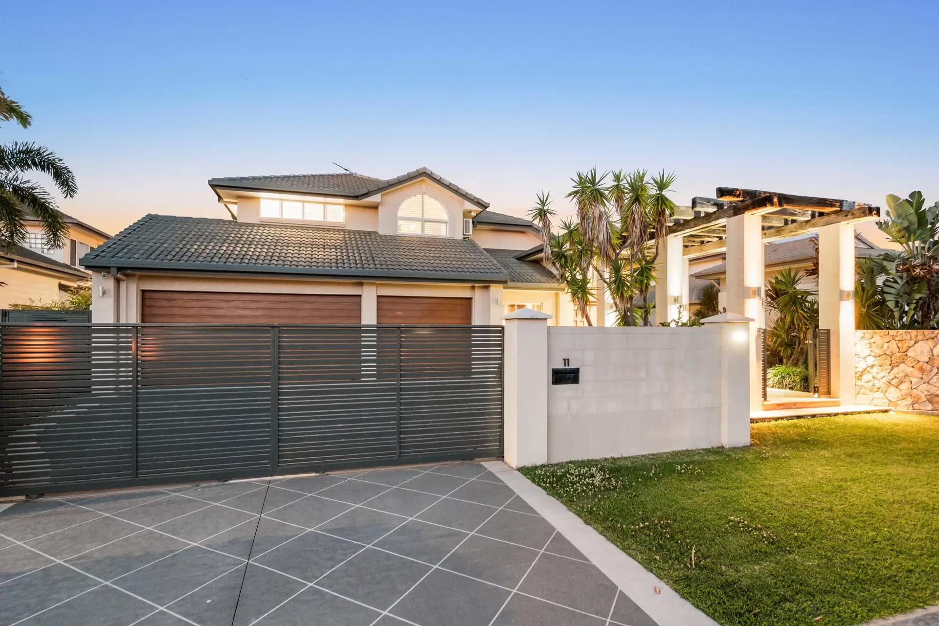 11 Caravel Court, Raby Bay Sold by Queensland Sotheby's International Realty - image 1