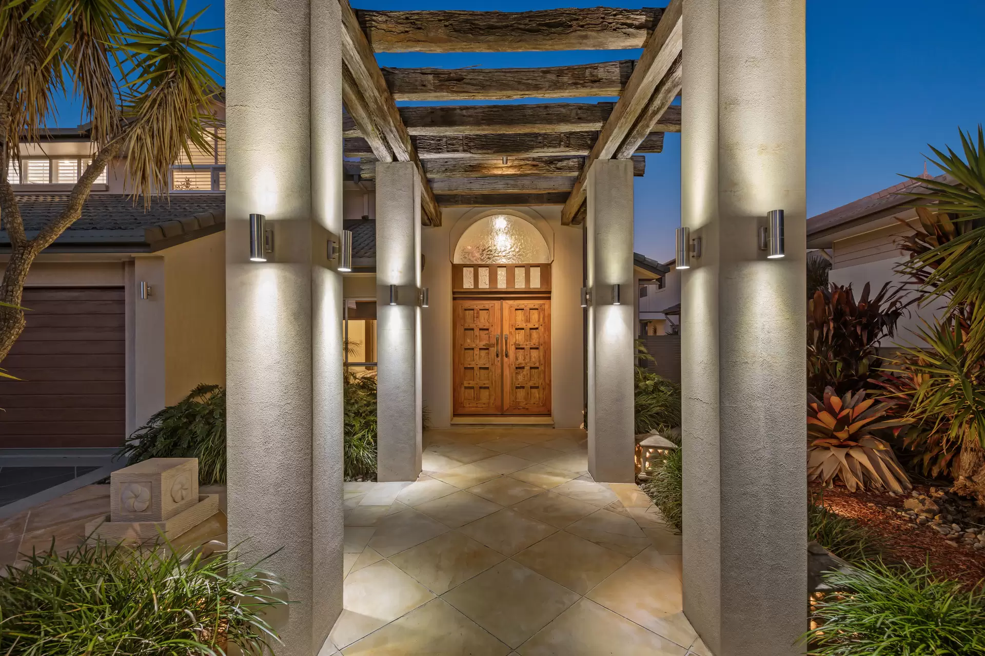 11 Caravel Court, Raby Bay Sold by Queensland Sotheby's International Realty - image 1