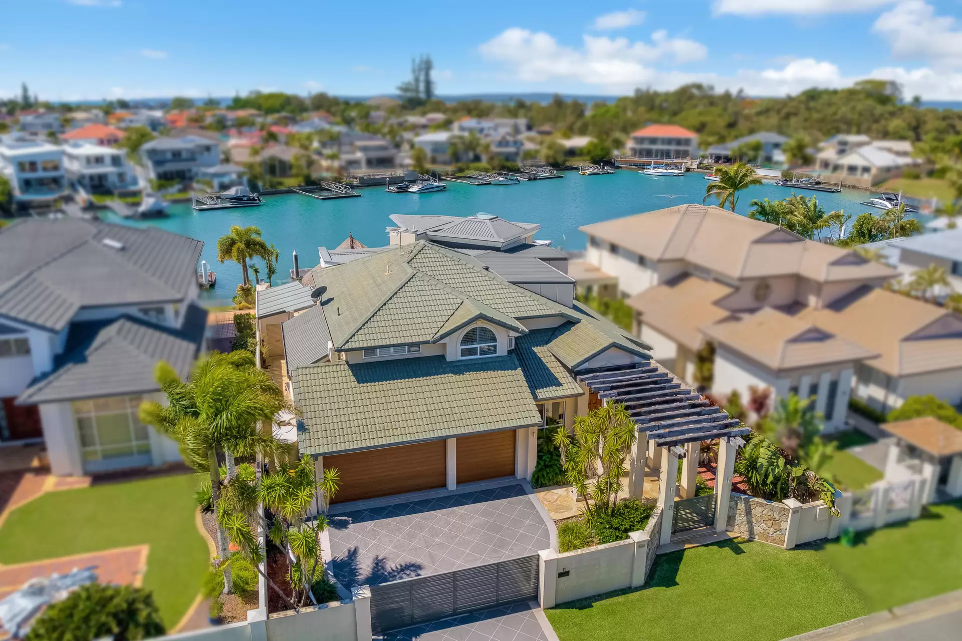 11 Caravel Court, Raby Bay Sold by Queensland Sotheby's International Realty - image 1
