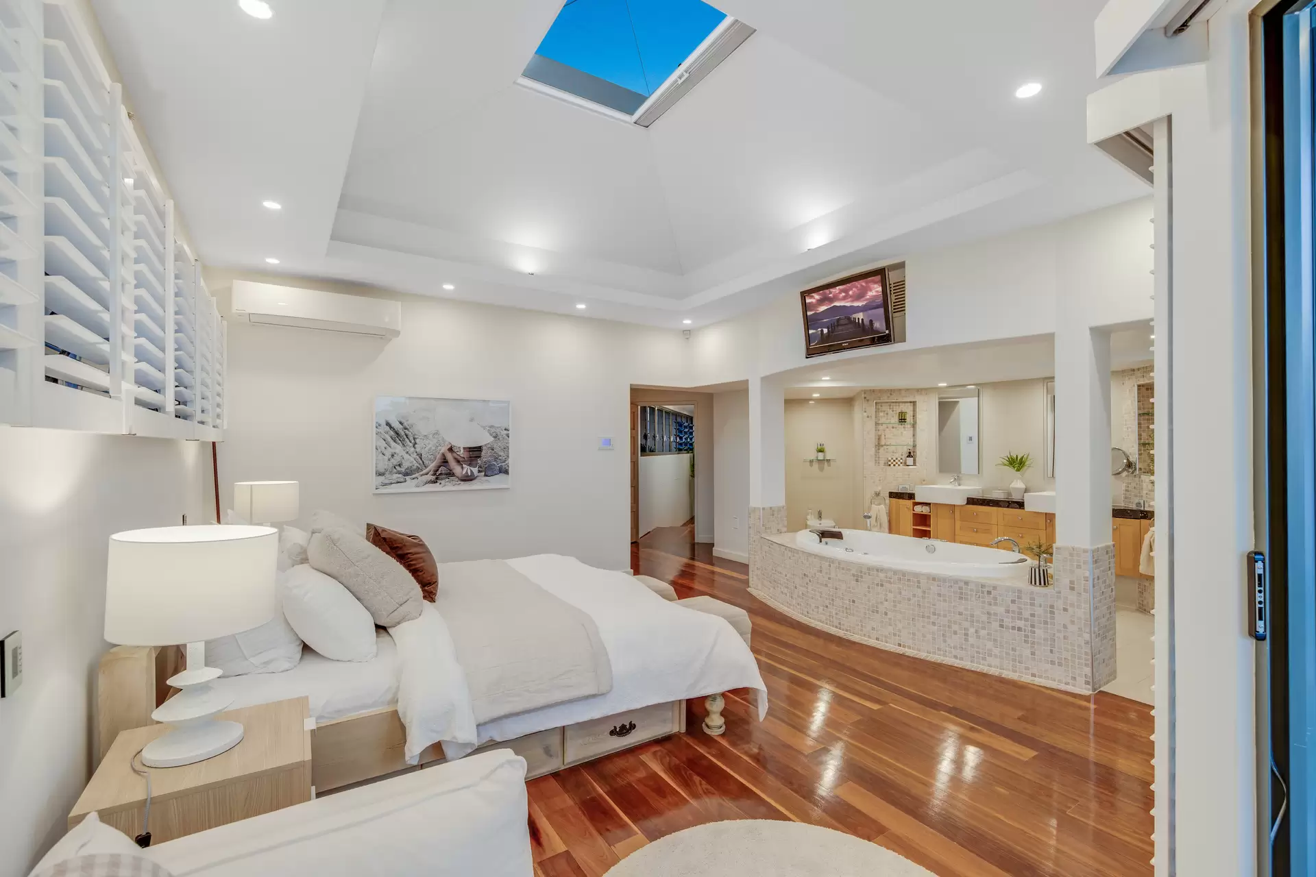 11 Caravel Court, Raby Bay Sold by Queensland Sotheby's International Realty - image 1