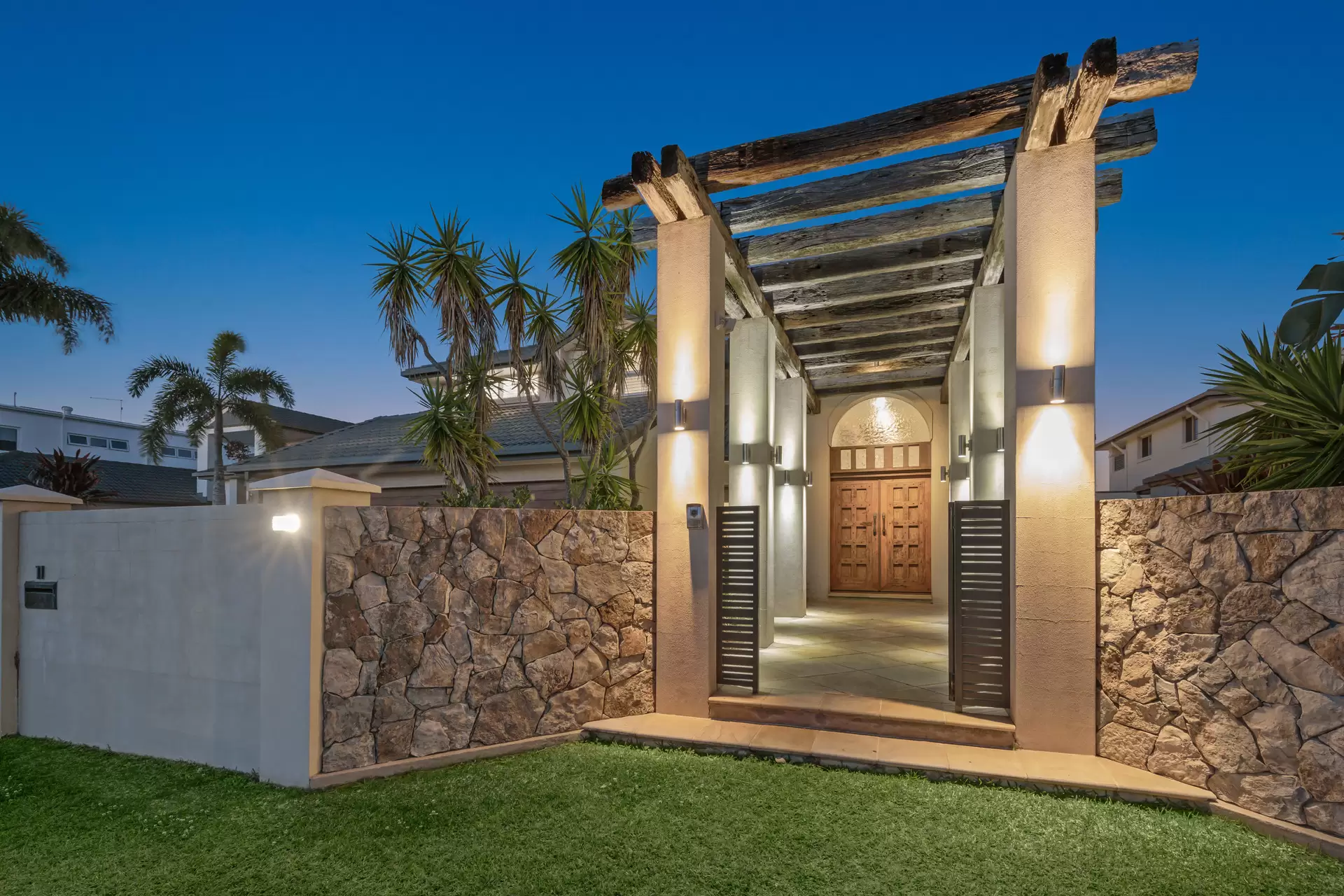 11 Caravel Court, Raby Bay Sold by Queensland Sotheby's International Realty - image 1