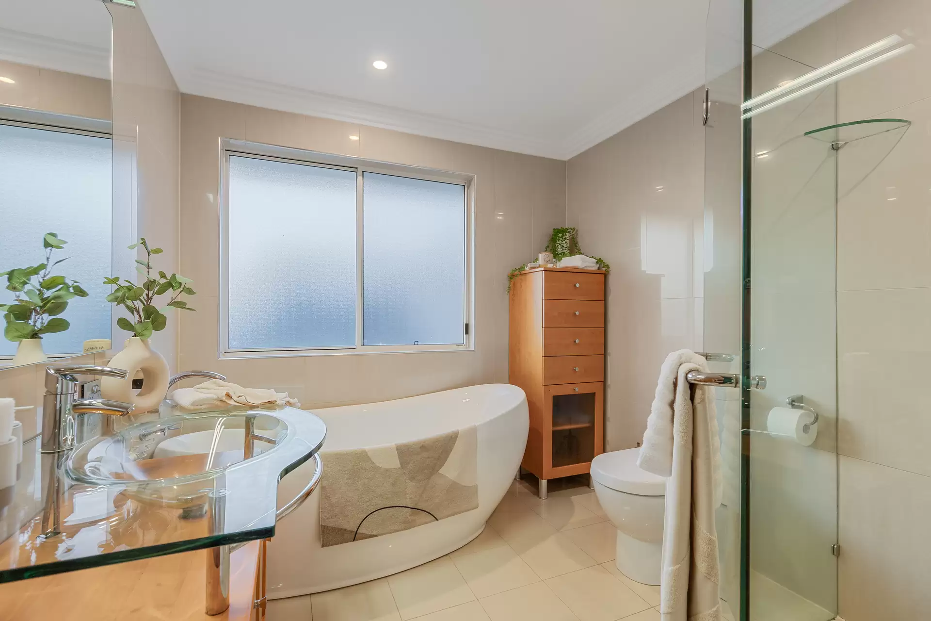 11 Caravel Court, Raby Bay Sold by Queensland Sotheby's International Realty - image 1