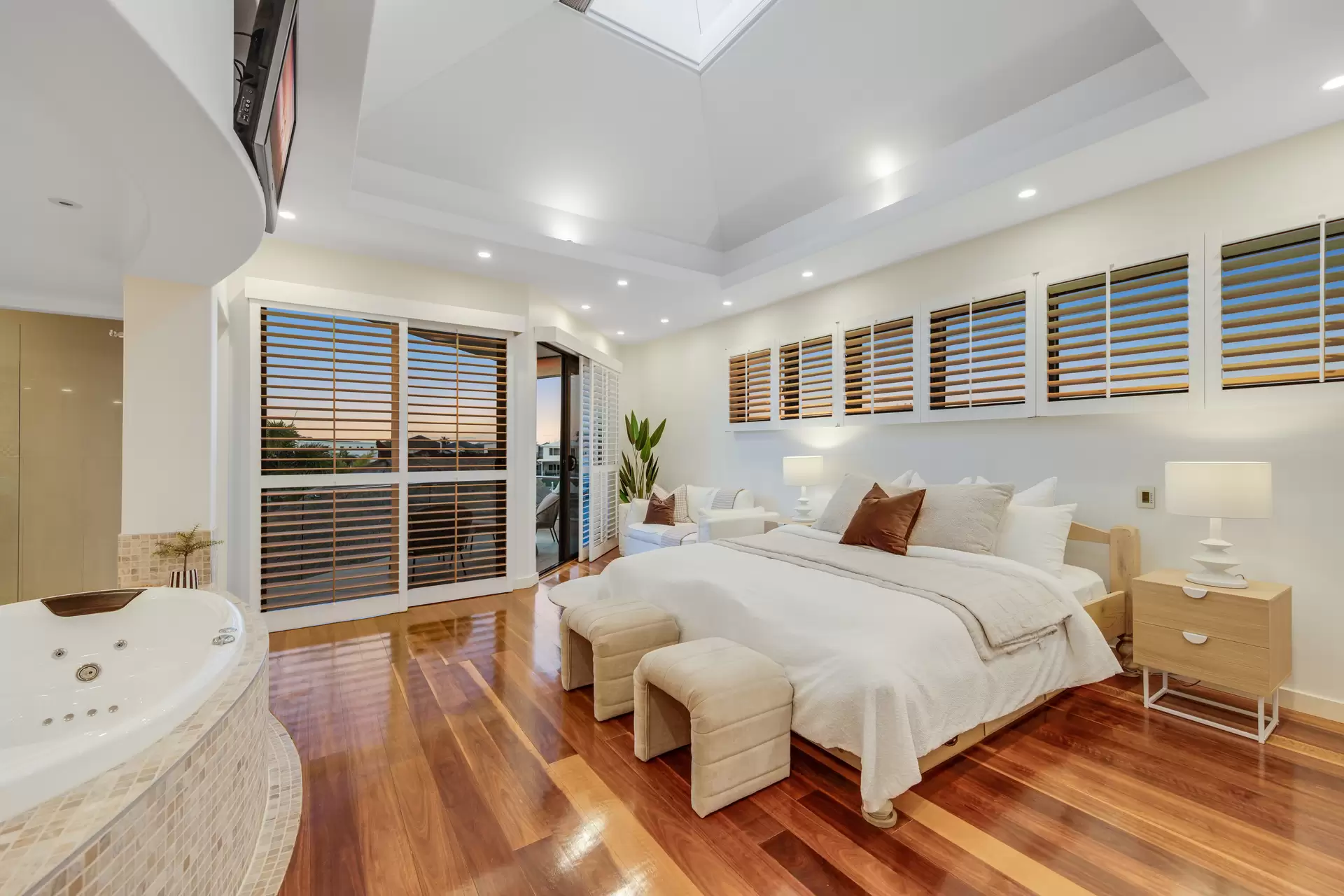 11 Caravel Court, Raby Bay Sold by Queensland Sotheby's International Realty - image 1