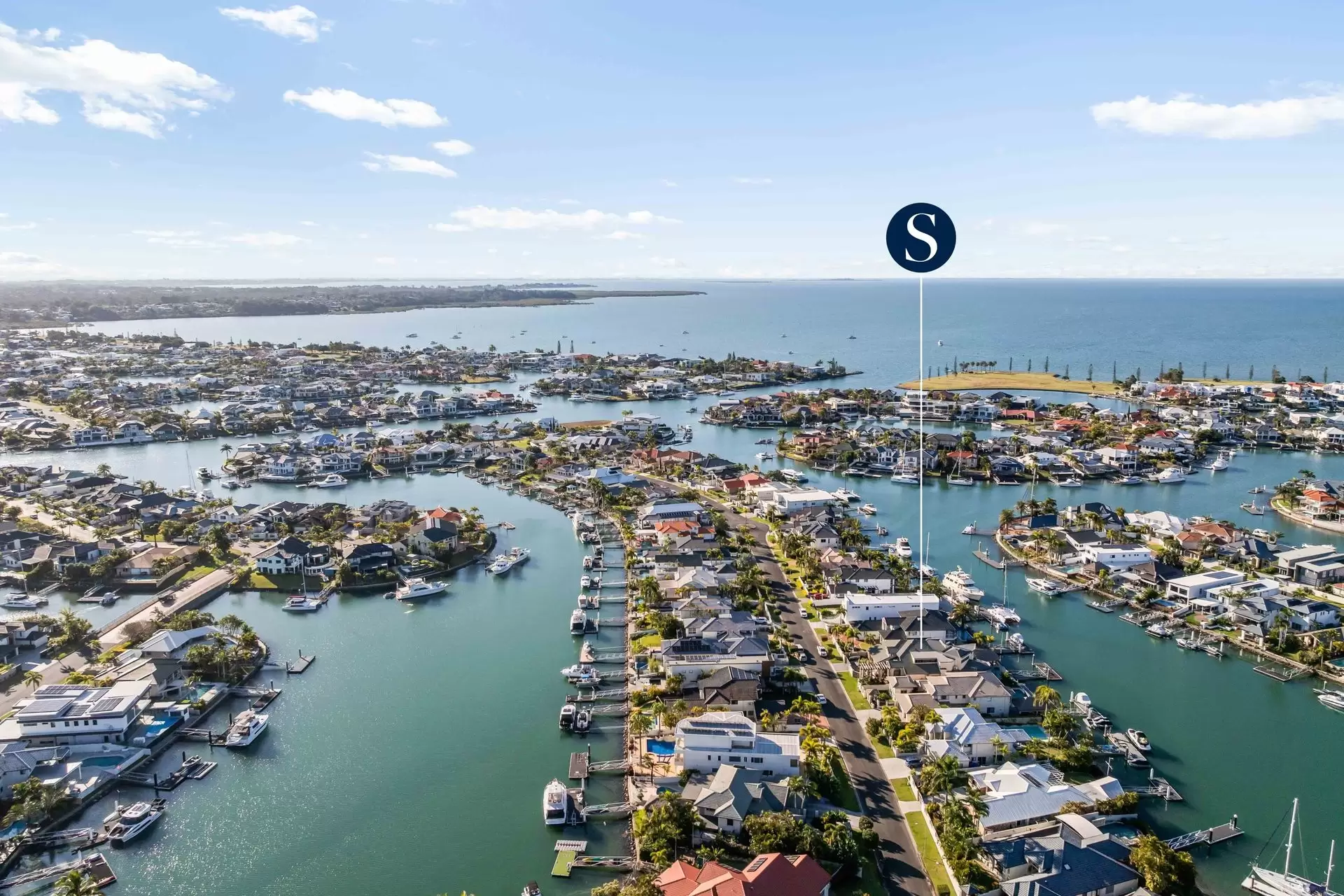 11 Caravel Court, Raby Bay Sold by Queensland Sotheby's International Realty - image 1