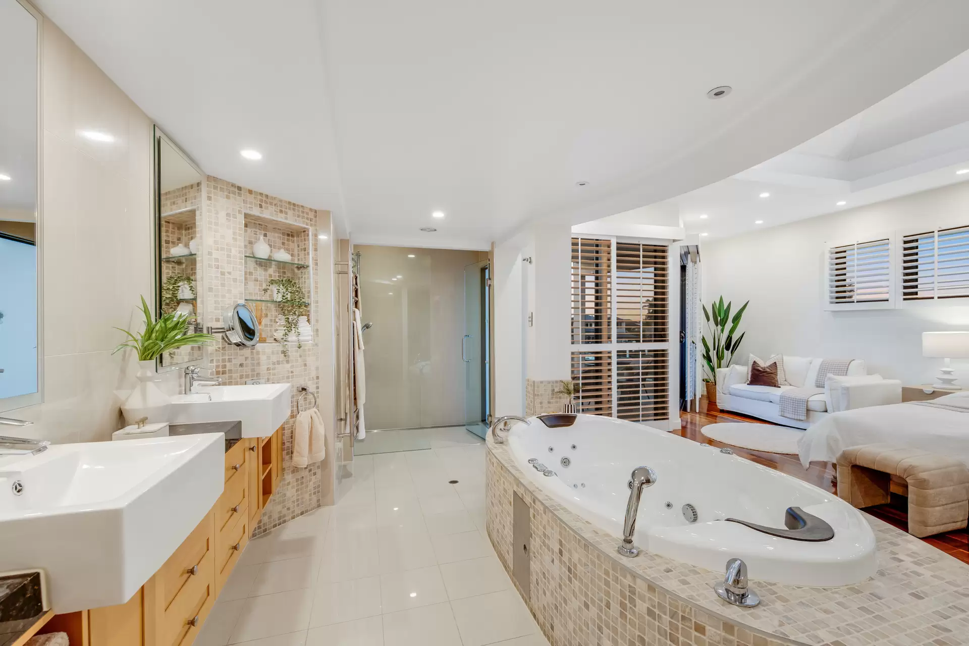 11 Caravel Court, Raby Bay Sold by Queensland Sotheby's International Realty - image 1