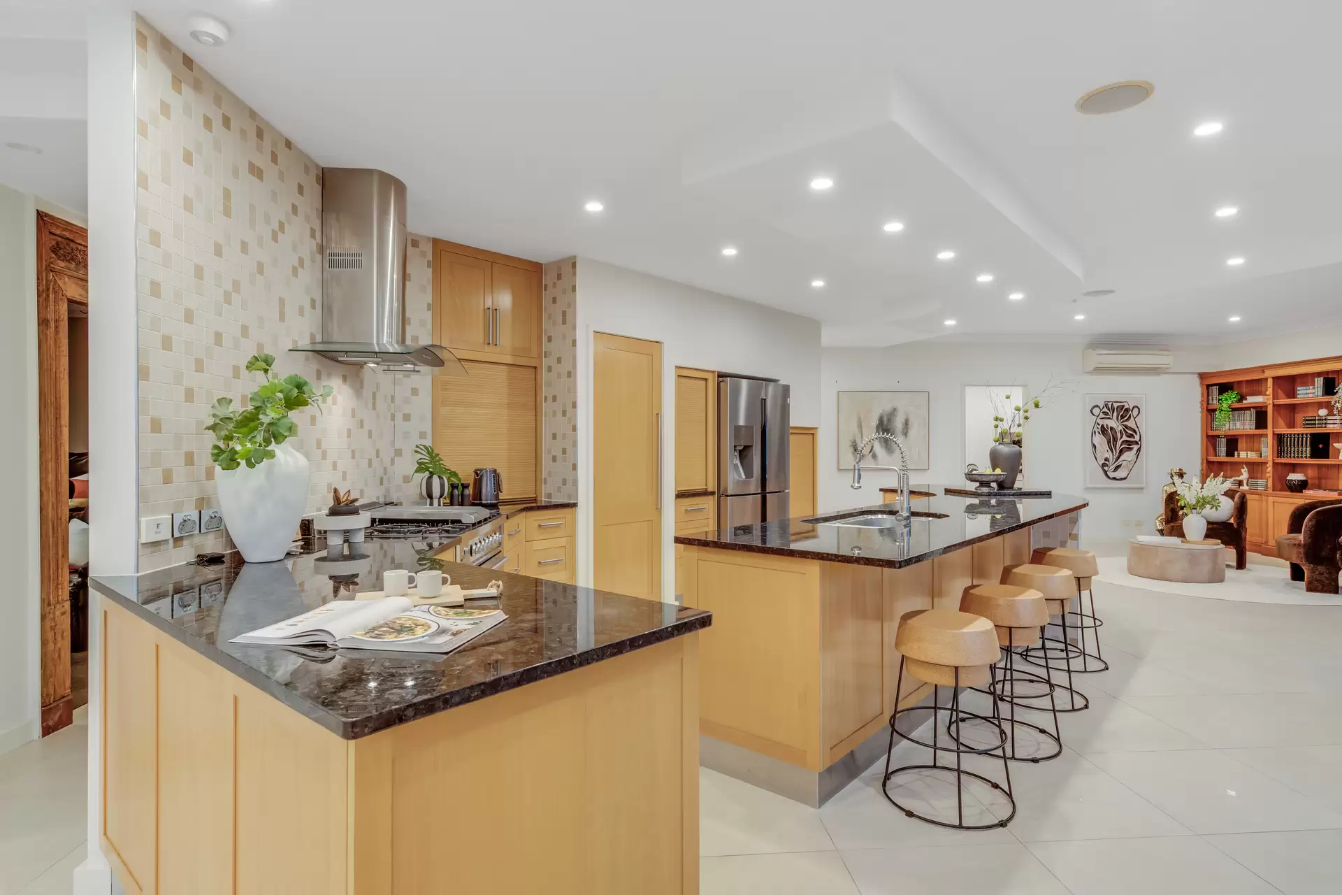 11 Caravel Court, Raby Bay Sold by Queensland Sotheby's International Realty - image 1