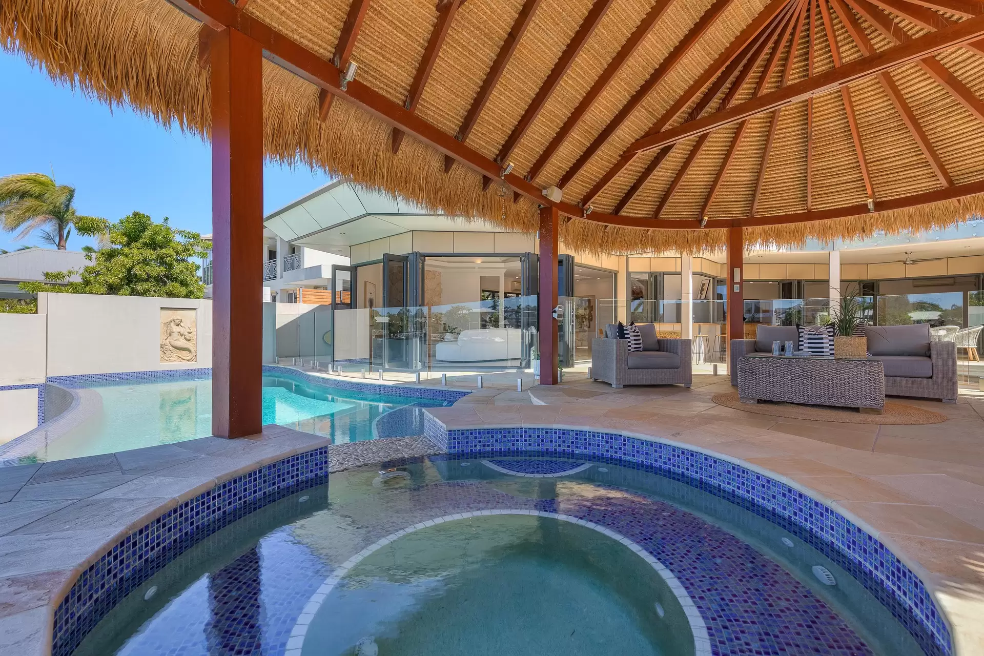 11 Caravel Court, Raby Bay Sold by Queensland Sotheby's International Realty - image 1