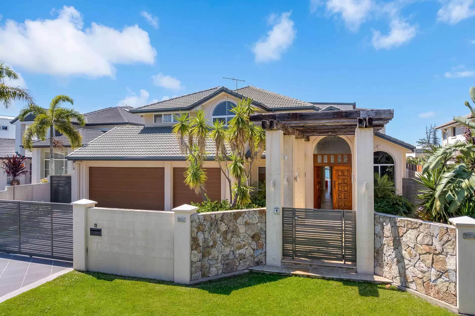 11 Caravel Court, Raby Bay Sold by Queensland Sotheby's International Realty - image 1