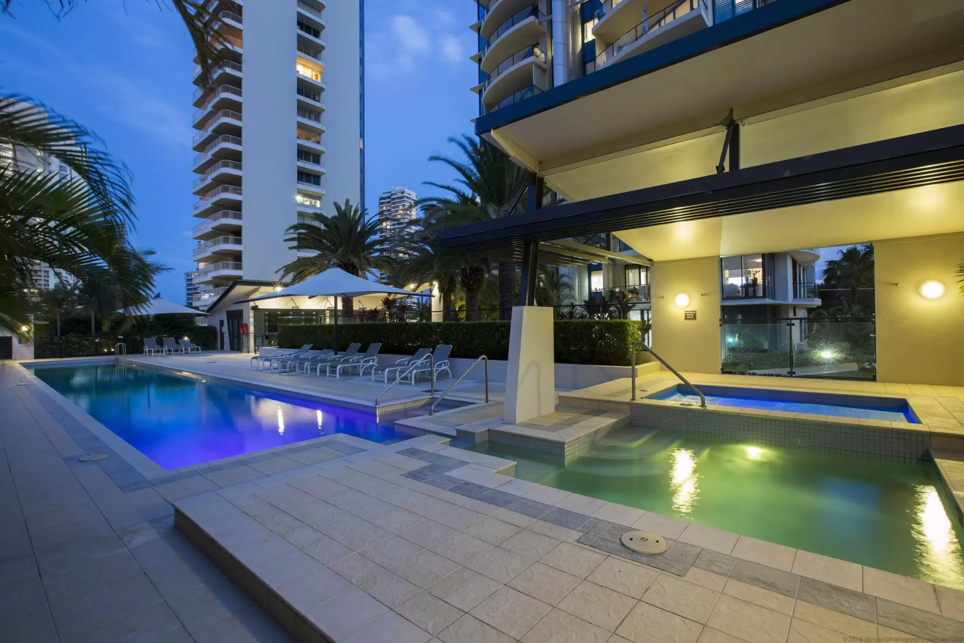 9/11 Peak Avenue, Main Beach Sold by  - image 1