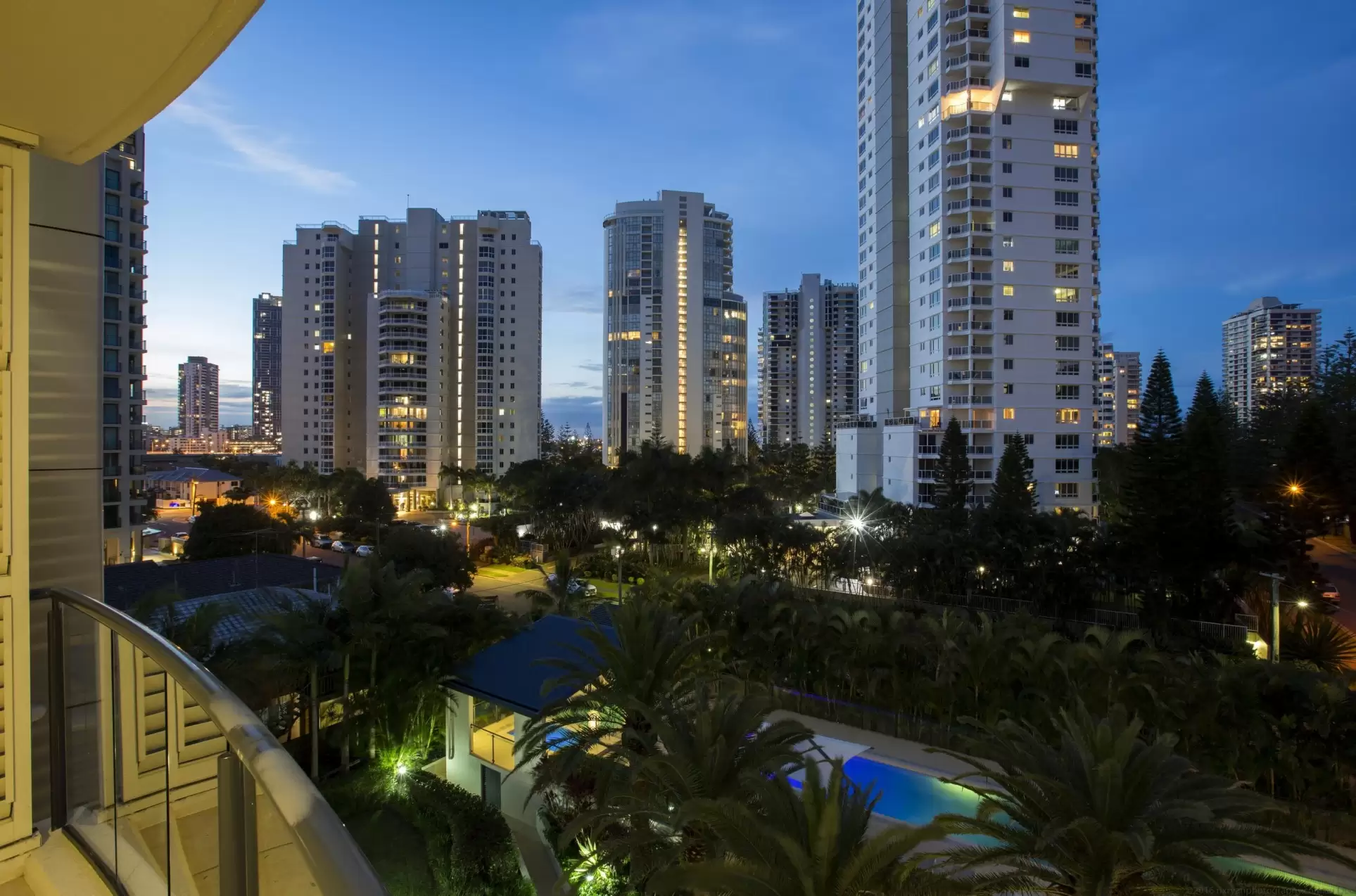 9/11 Peak Avenue, Main Beach Sold by  - image 1