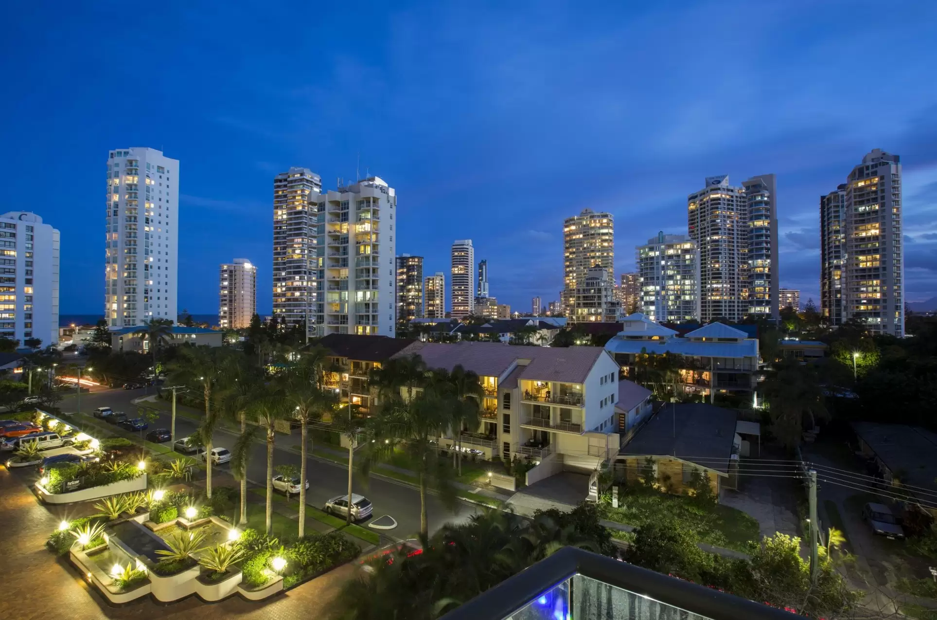 9/11 Peak Avenue, Main Beach Sold by  - image 1