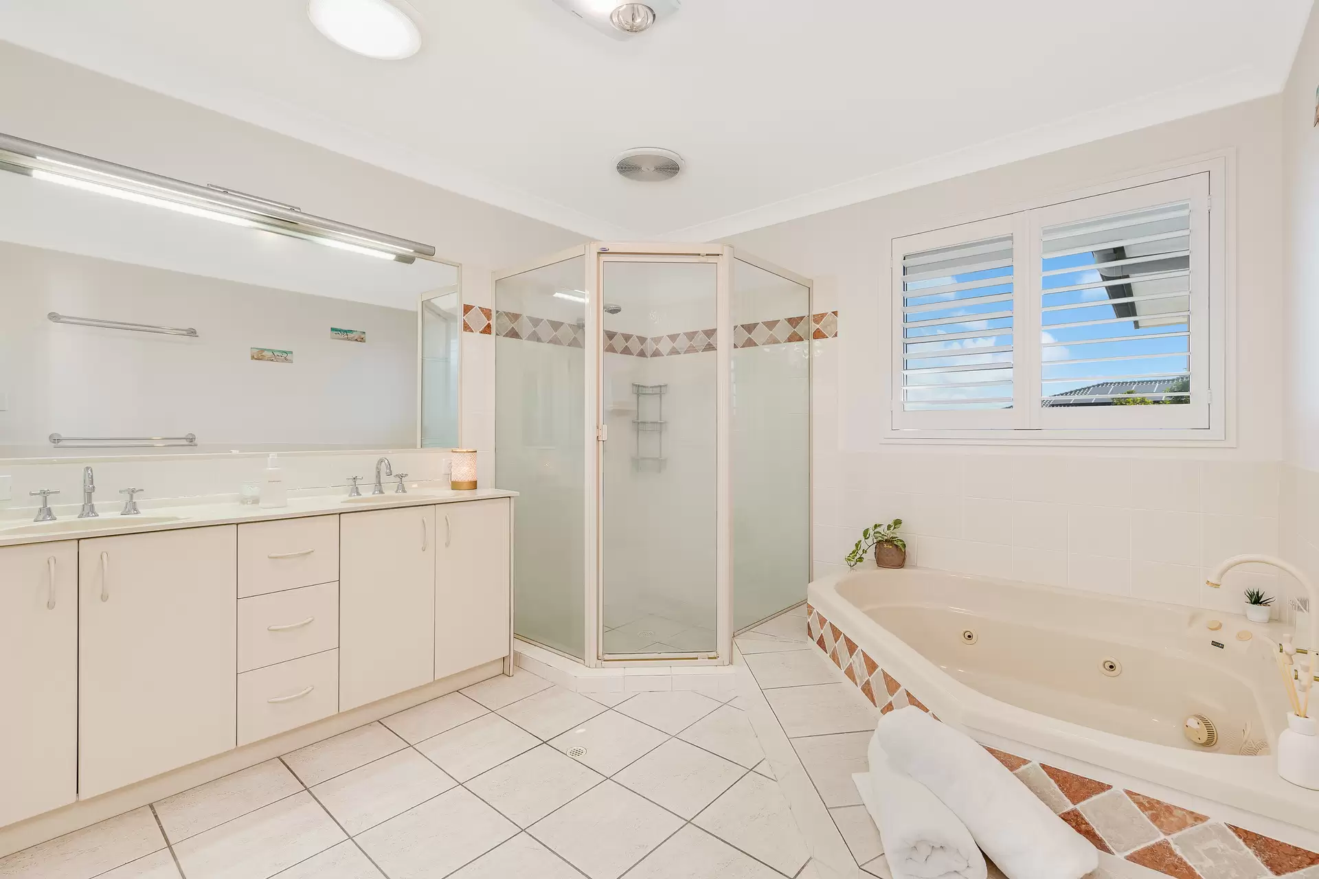 17 Raby Bay Boulevard, Raby Bay Sold by Queensland Sotheby's International Realty - image 1