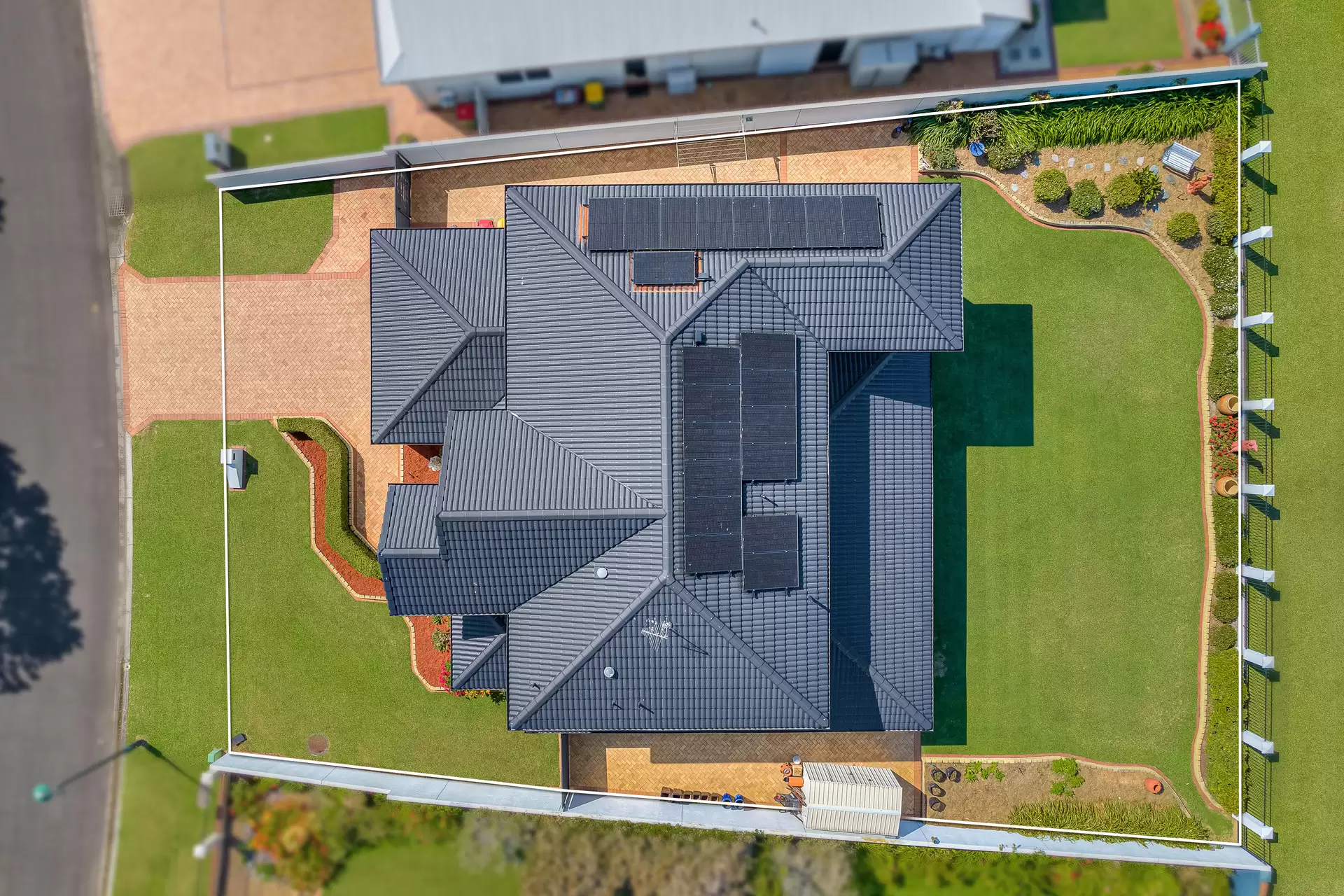 17 Raby Bay Boulevard, Raby Bay Sold by Queensland Sotheby's International Realty - image 1