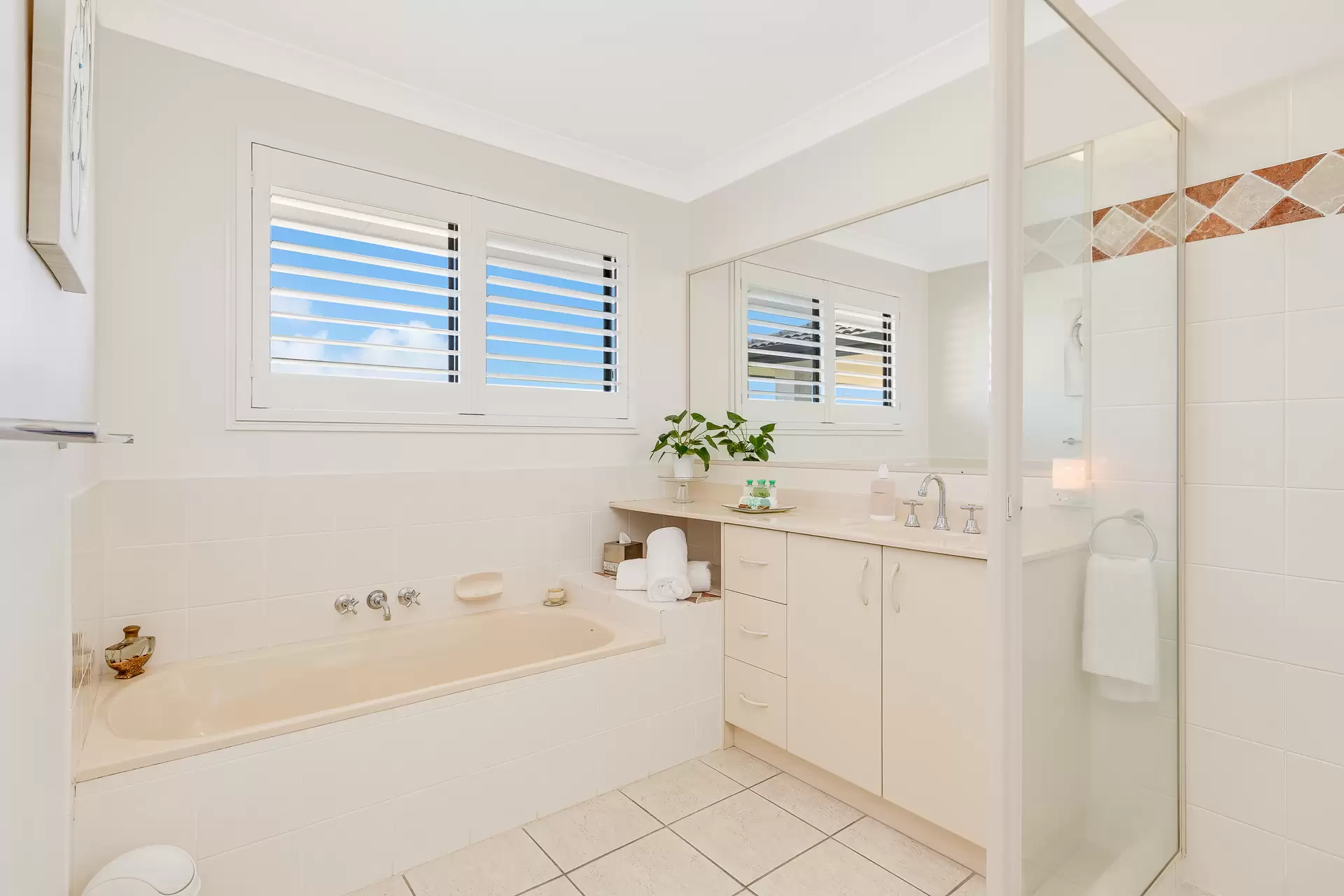 17 Raby Bay Boulevard, Raby Bay Sold by Queensland Sotheby's International Realty - image 1