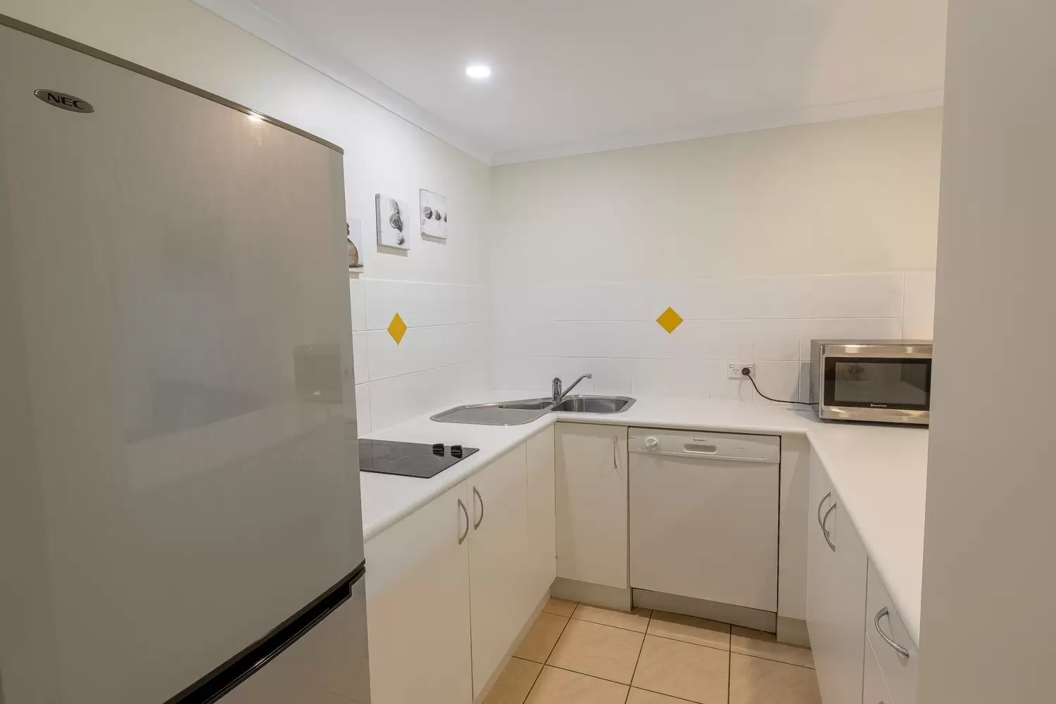 12/2 Erromango Drive, Jubilee Pocket Sold by Queensland Sotheby's International Realty - image 1