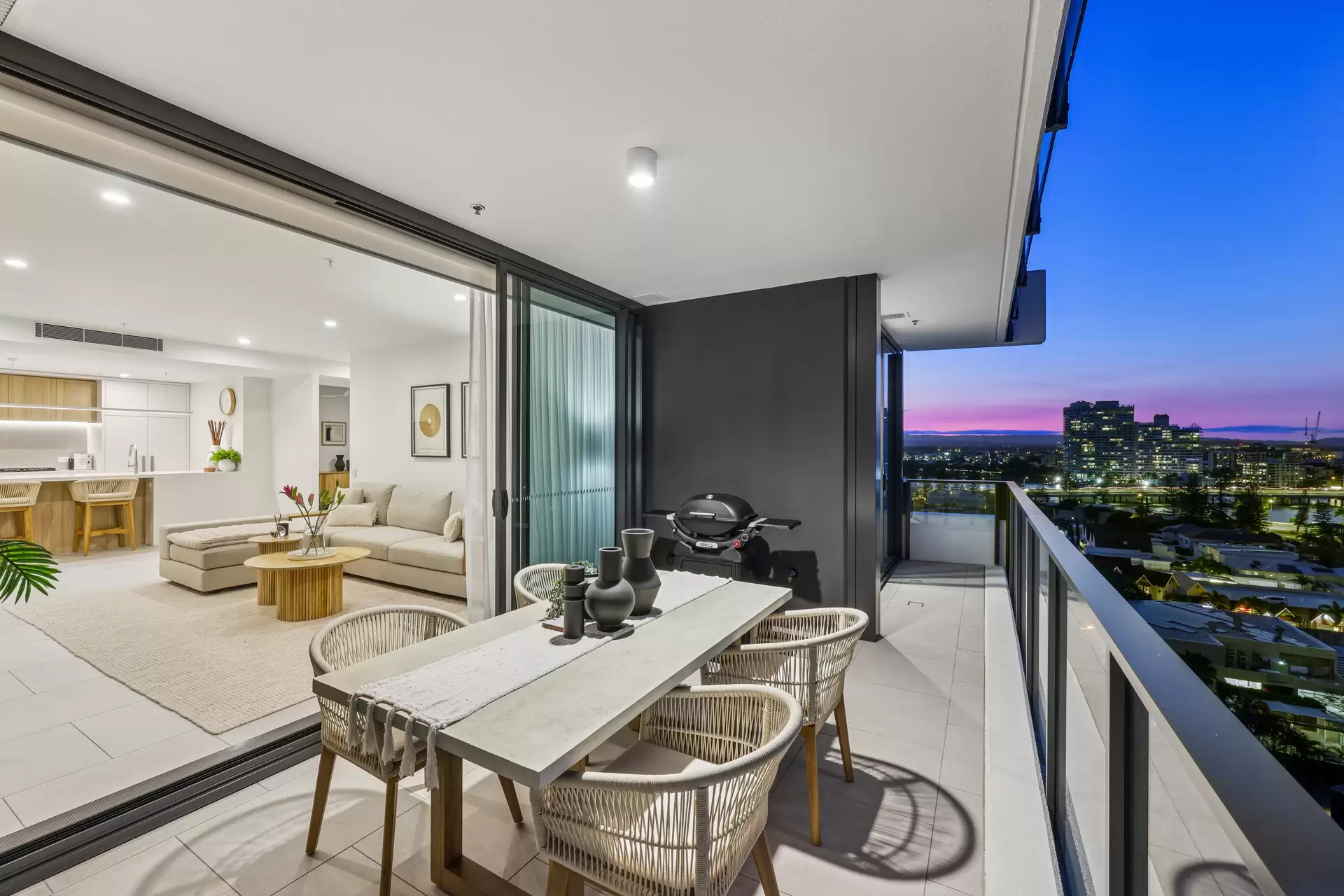 111/25 Woodroffe Avenue, Main Beach Sold by  - image 1