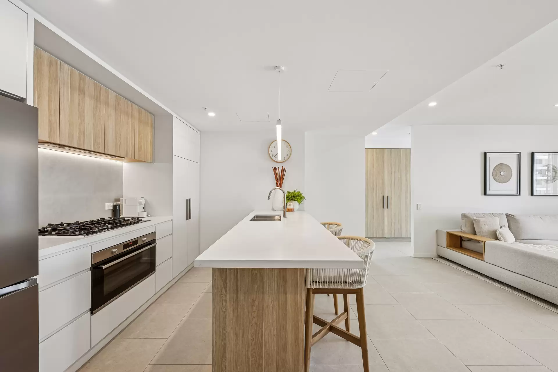 111/25 Woodroffe Avenue, Main Beach Sold by Queensland Sotheby's International Realty - image 1