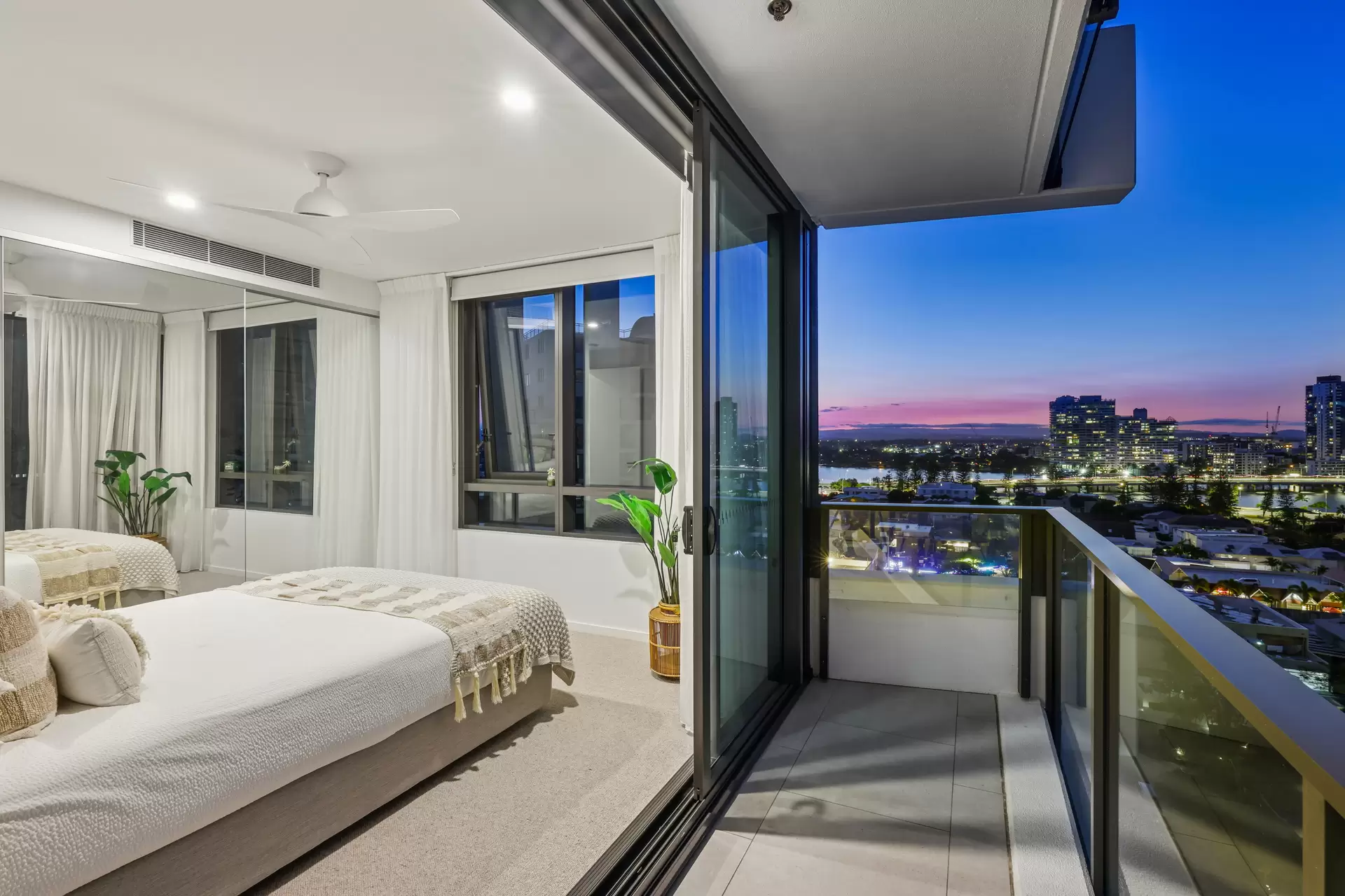 111/25 Woodroffe Avenue, Main Beach Sold by  - image 1