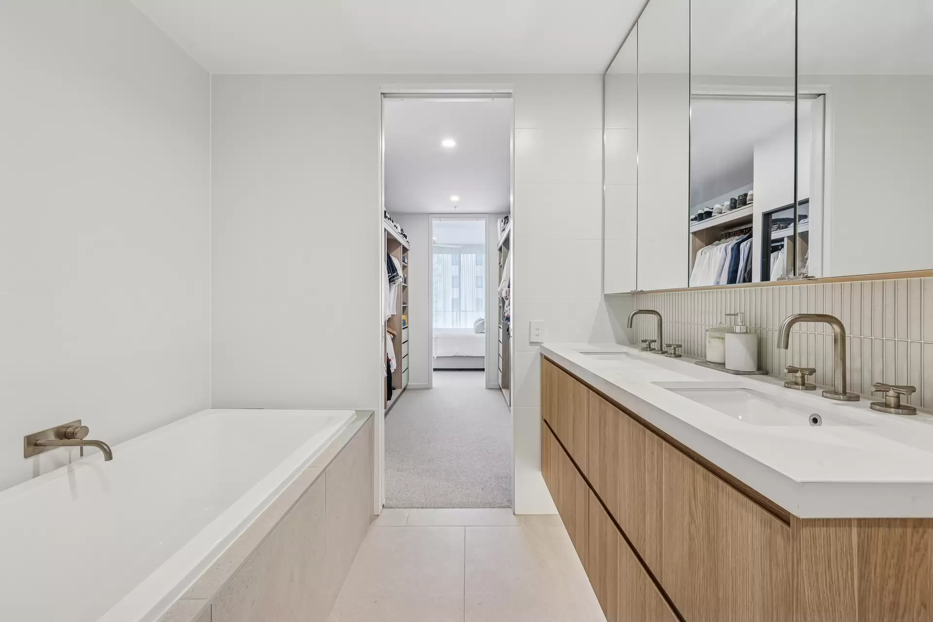 111/25 Woodroffe Avenue, Main Beach Sold by Queensland Sotheby's International Realty - image 1