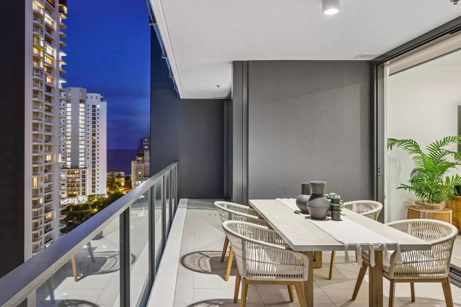 111/25 Woodroffe Avenue, Main Beach Sold by  - image 1
