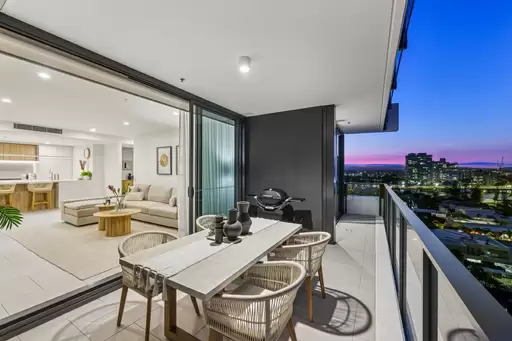 111/25 Woodroffe Avenue, Main Beach Sold by 