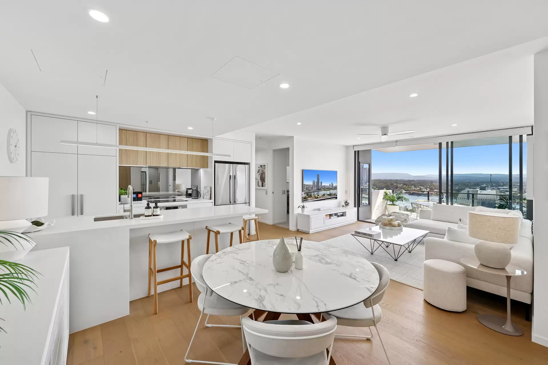 176/25 Woodroffe Avenue, Main Beach Sold by  - image 1