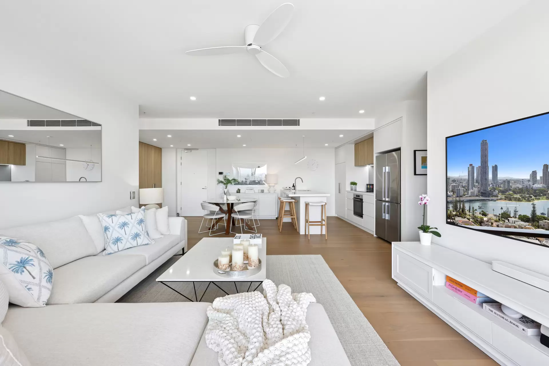176/25 Woodroffe Avenue, Main Beach Sold by  - image 1