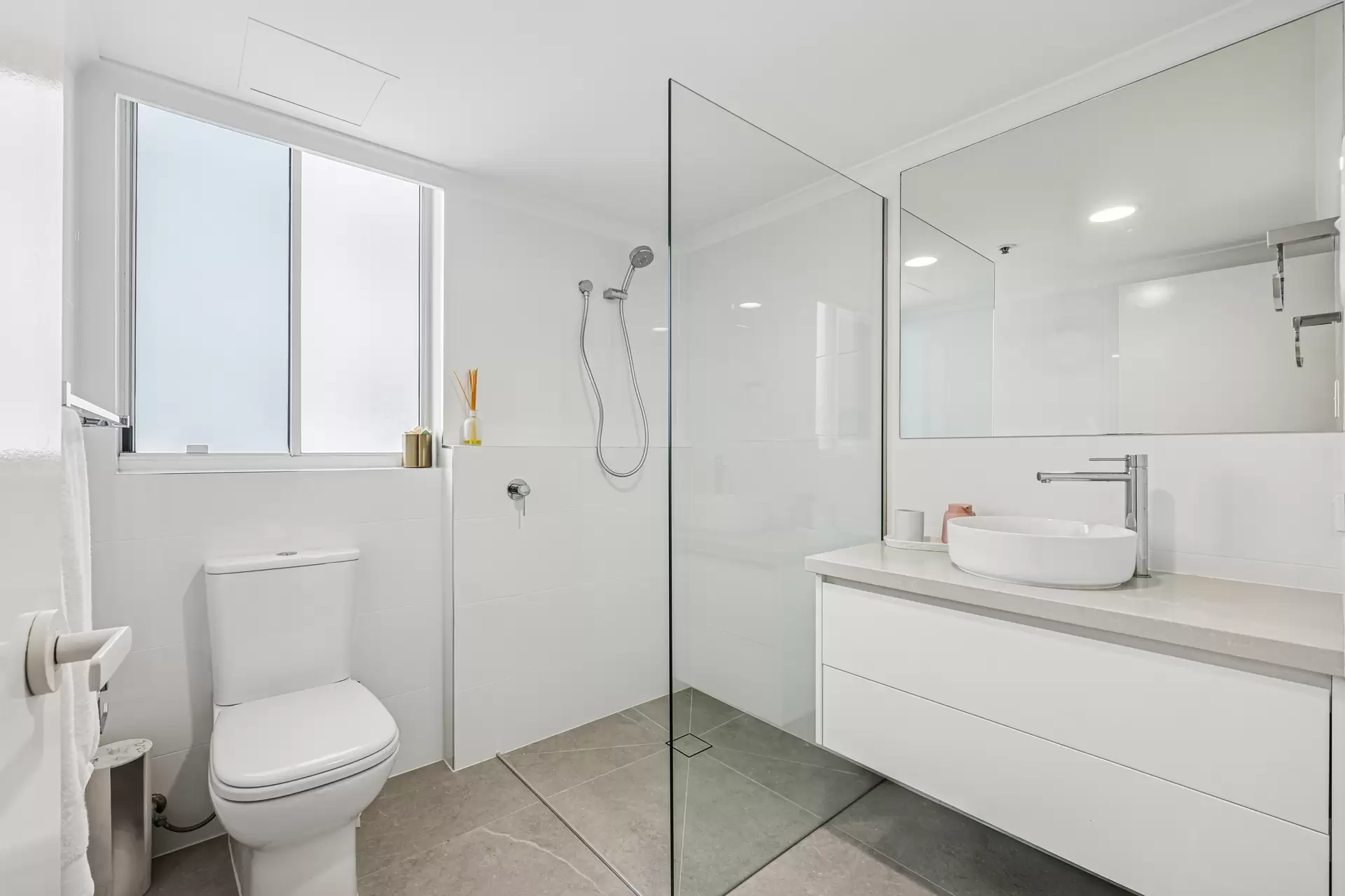 67/11-17 Hughes Avenue, Main Beach Sold by Queensland Sotheby's International Realty - image 1