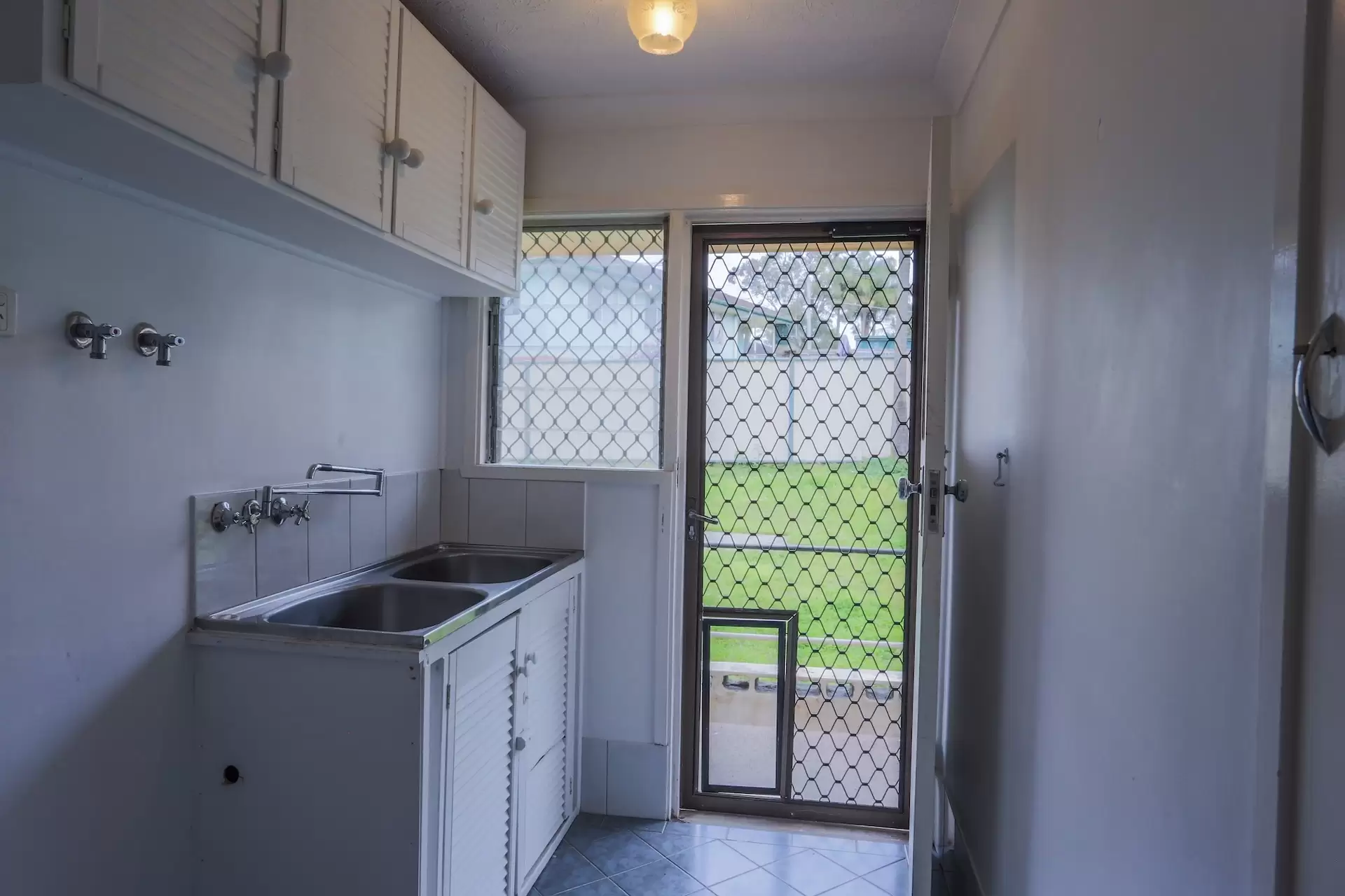 10 Tongarra Street, Southport Sold by Queensland Sotheby's International Realty - image 1