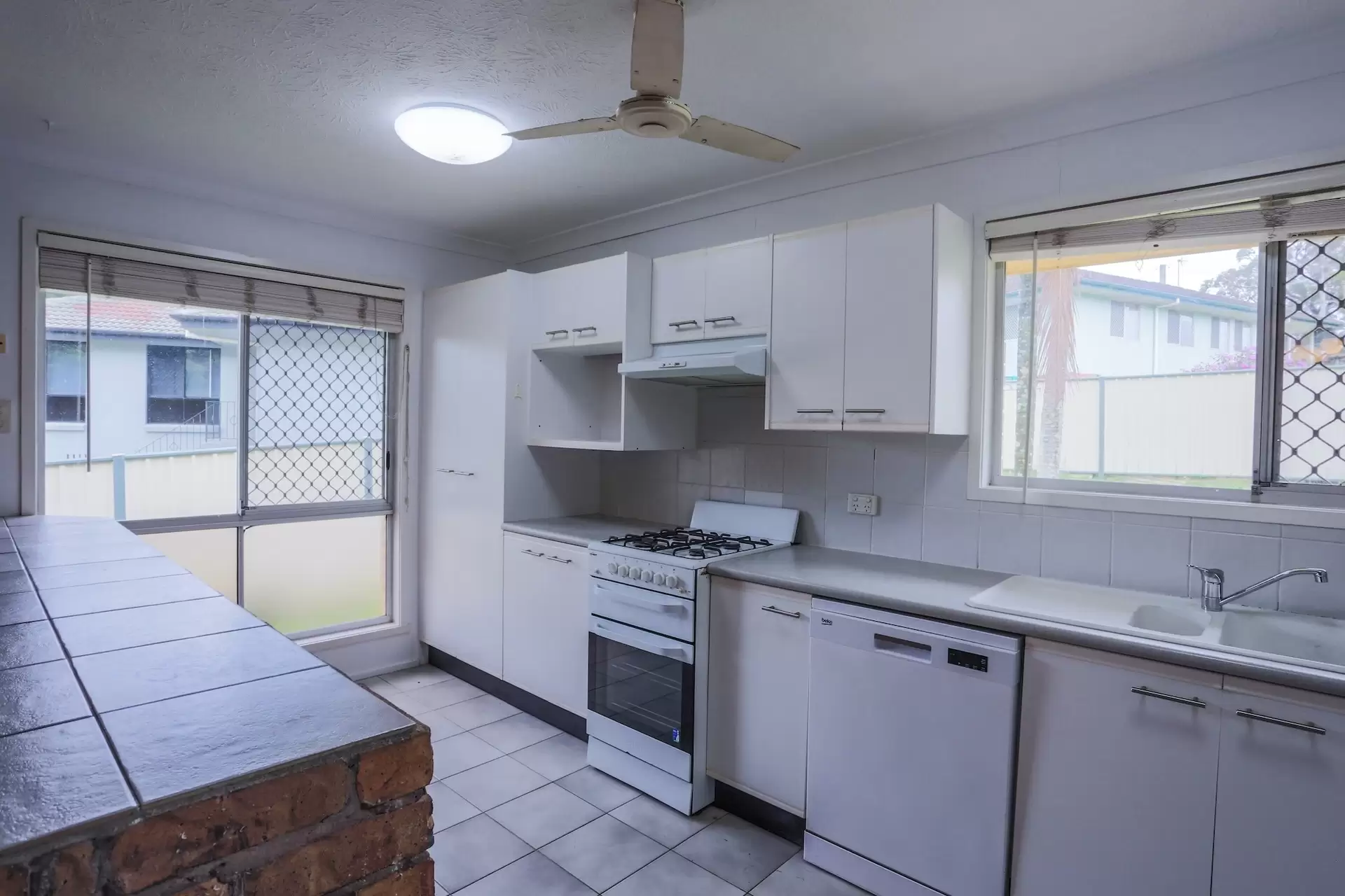 10 Tongarra Street, Southport Sold by Queensland Sotheby's International Realty - image 1