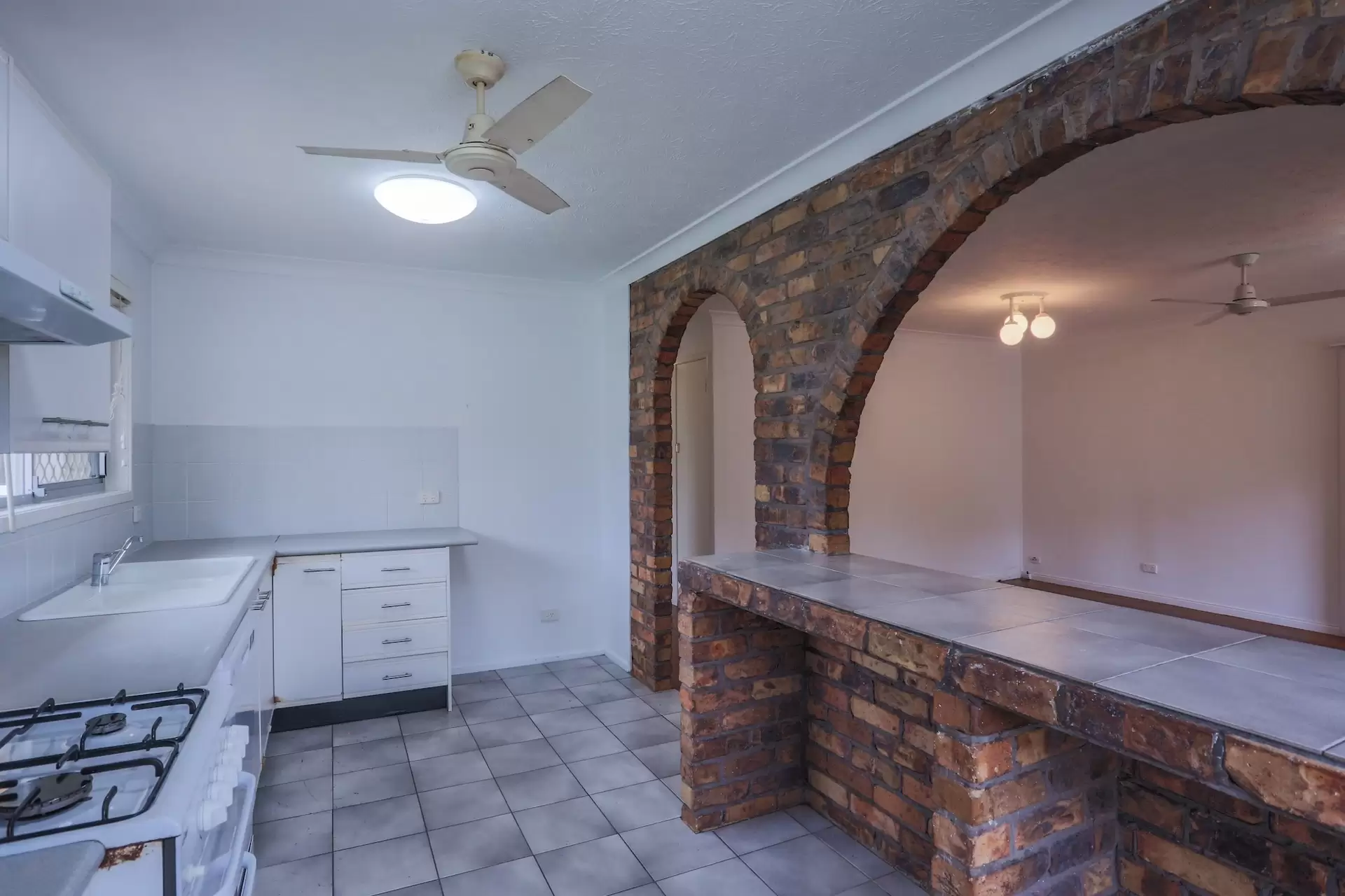 10 Tongarra Street, Southport Sold by Queensland Sotheby's International Realty - image 1