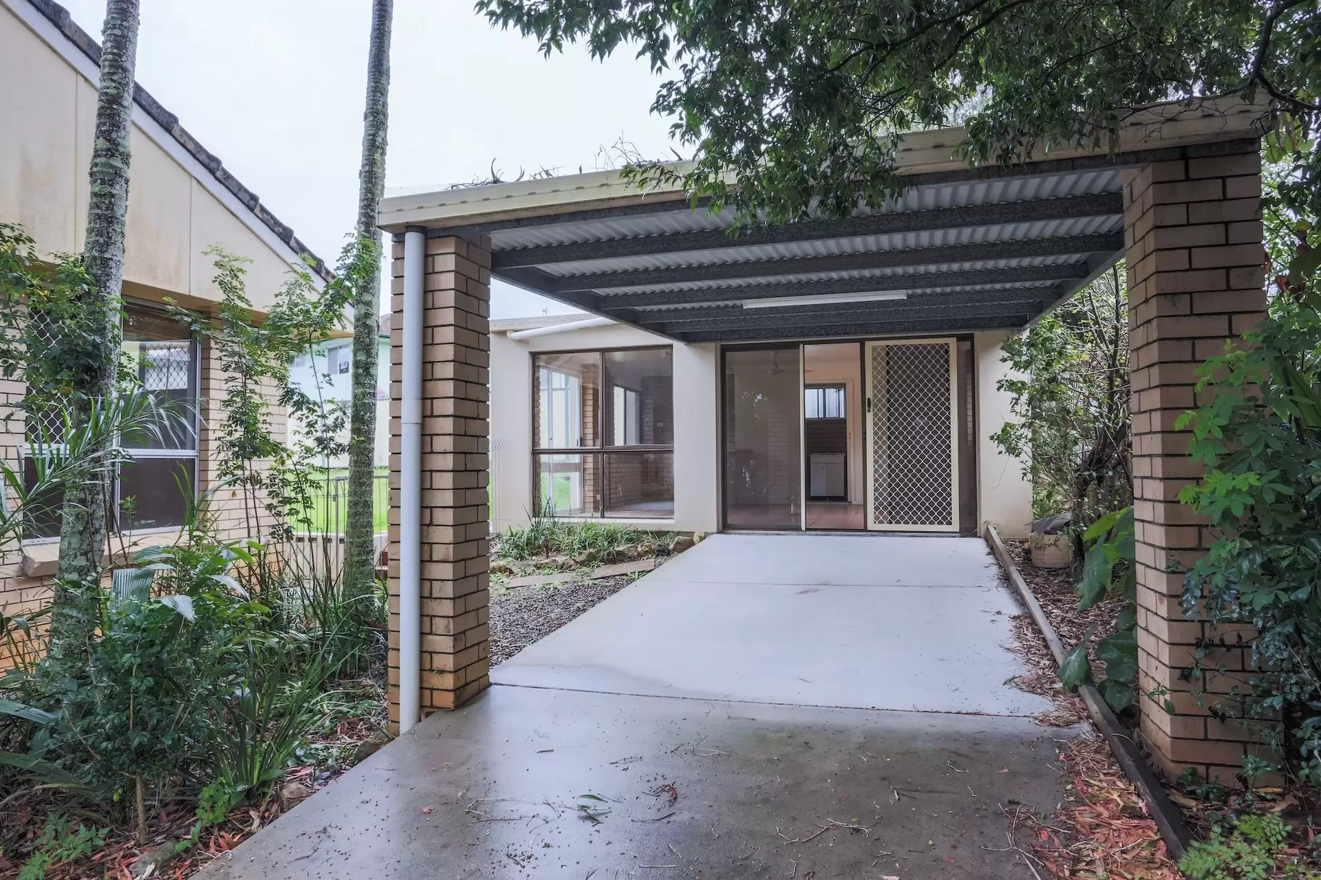 10 Tongarra Street, Southport Sold by Queensland Sotheby's International Realty - image 1