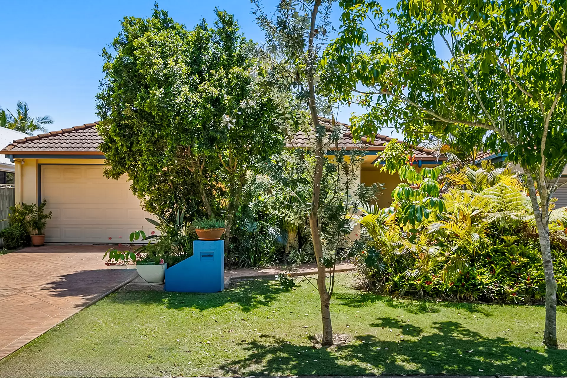 10 Friarbird Place, Twin Waters Sold by Queensland Sotheby's International Realty - image 1
