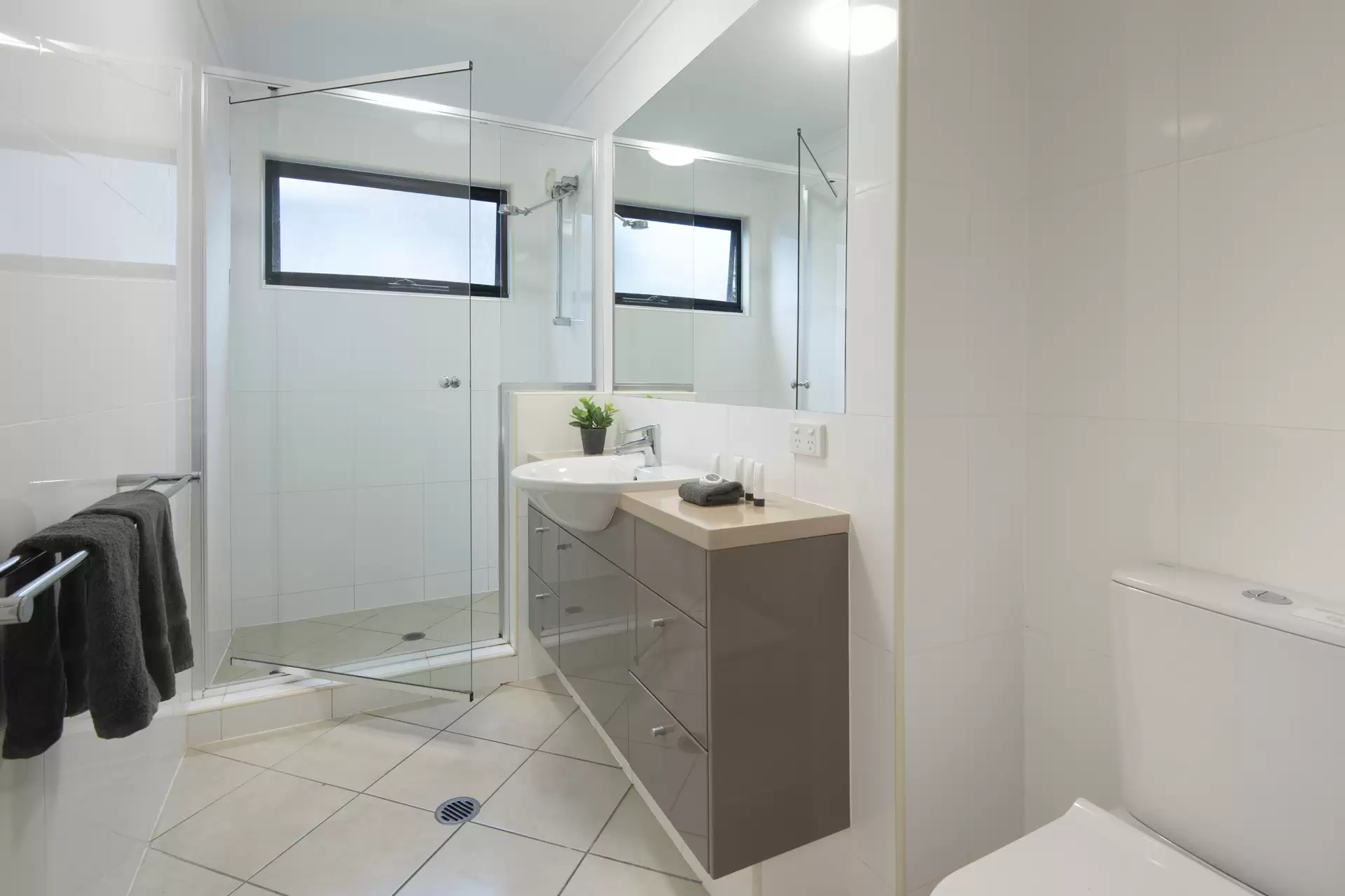29/5 Acacia Drive, Hamilton Island Sold by Queensland Sotheby's International Realty - image 1
