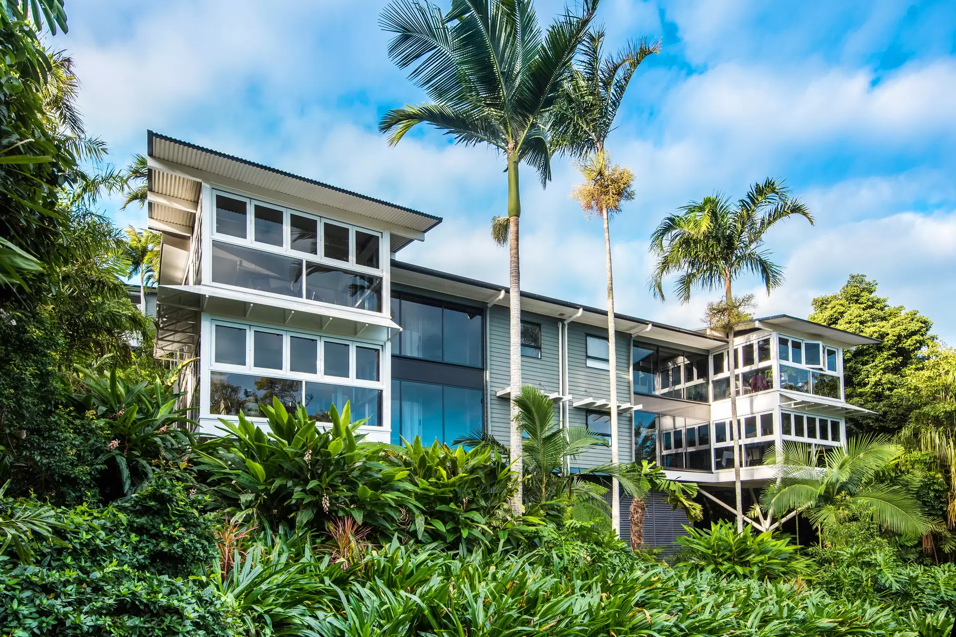 Oasis 10, 2 Flametree Grove, Hamilton Island For Sale by Queensland Sotheby's International Realty - image 1
